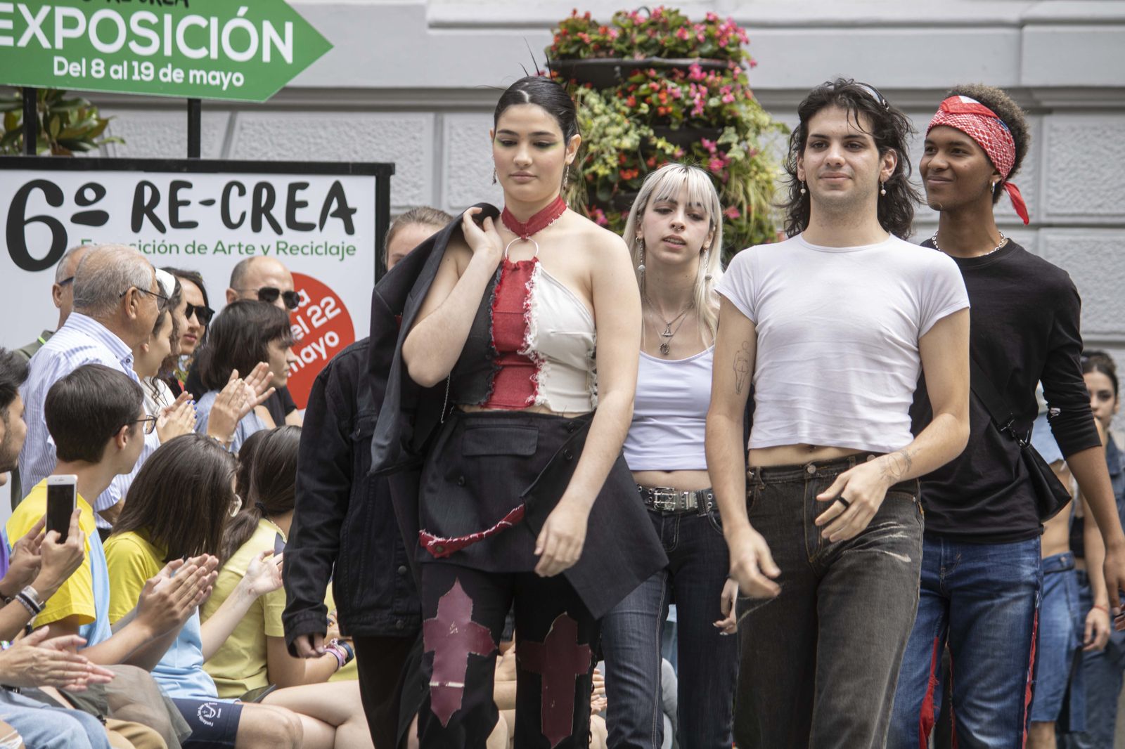 Día Internacional del Reciclaje con un desfile de moda reciclada, en imágenes