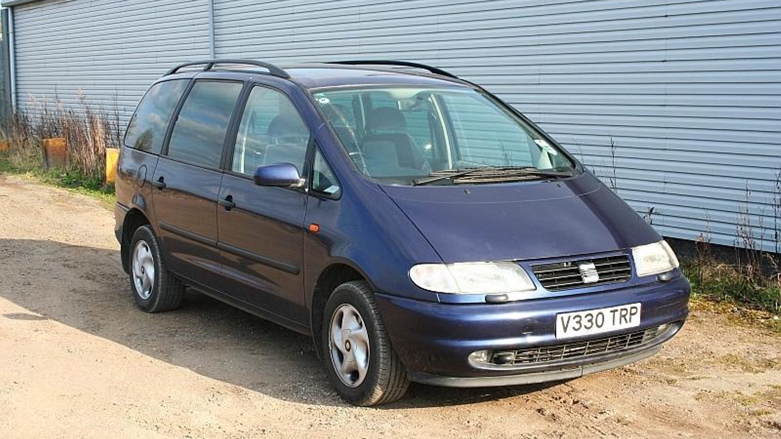 Imagen del SEAT Alhambra con matrícula británica, donde no tuvo tanto éxito como en España