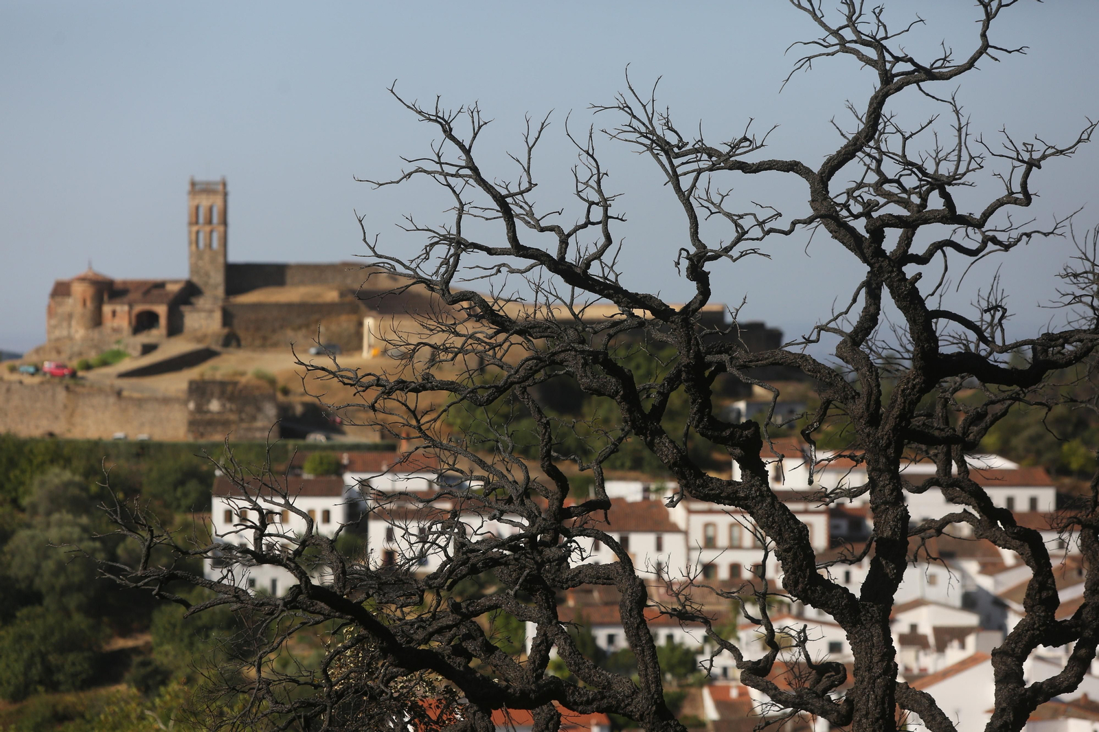 Imágenes del área afectada por el fuego del segundo día en el incendio de Almonaster