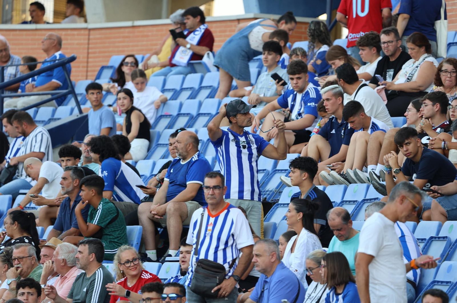 Búscate en las gradas del estadio en la celebración del Trofeo Colombino