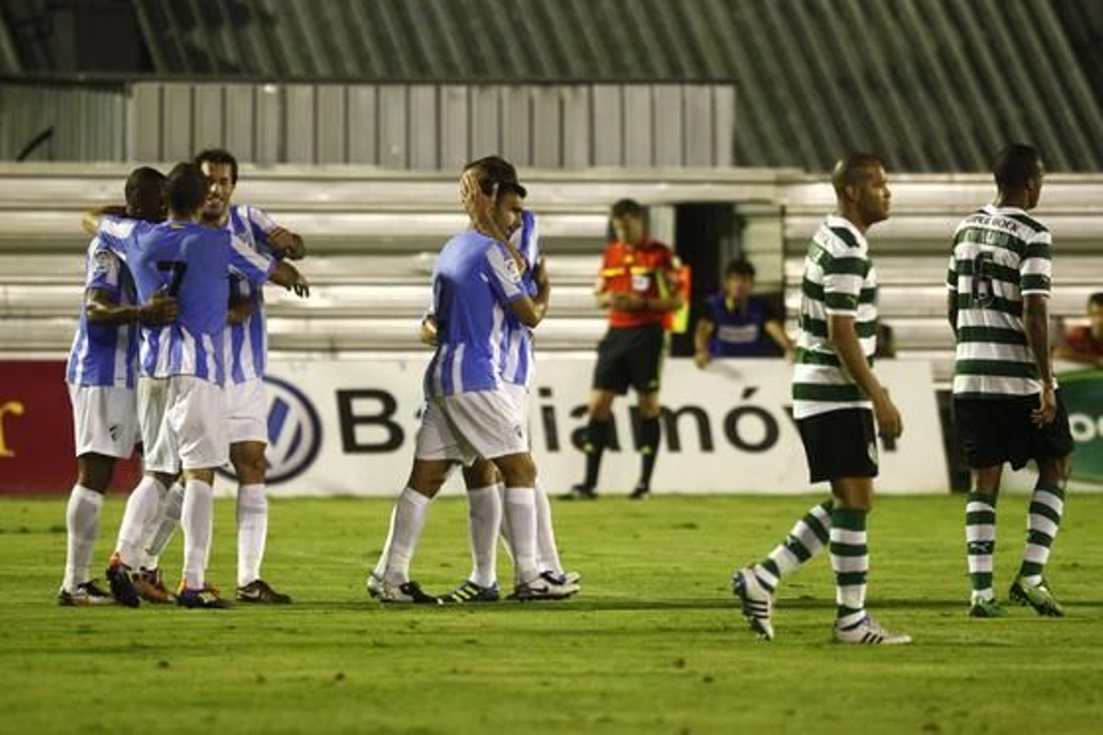 Los jugadores malaguistas felicitan a Van Gol por su tanto. 

Foto: Jesus Marin