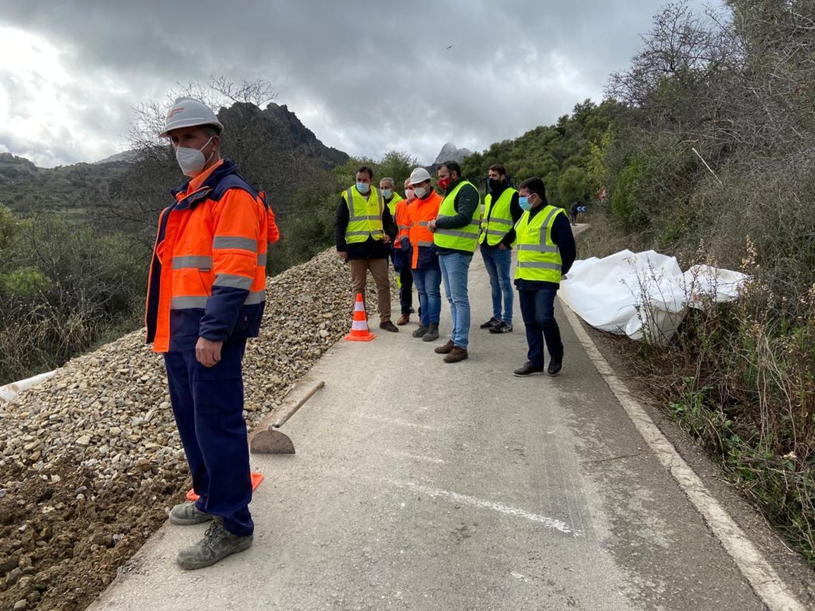 Obras en una de las carreteras de la red provincial, en Grazalema.