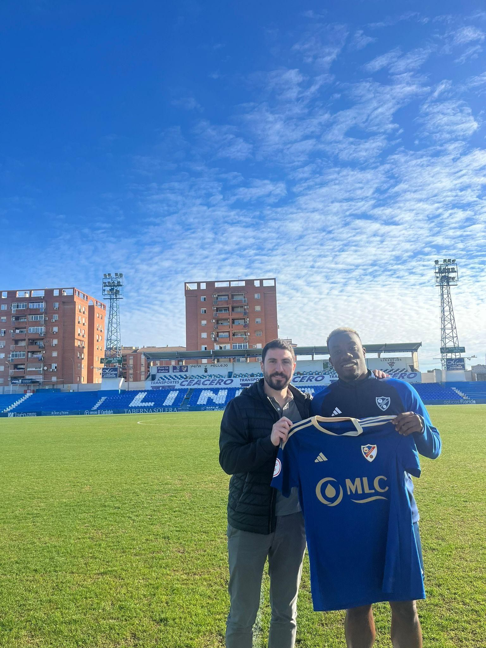 Jannick Buyla posa con Miguel de Hita, en su presentación.