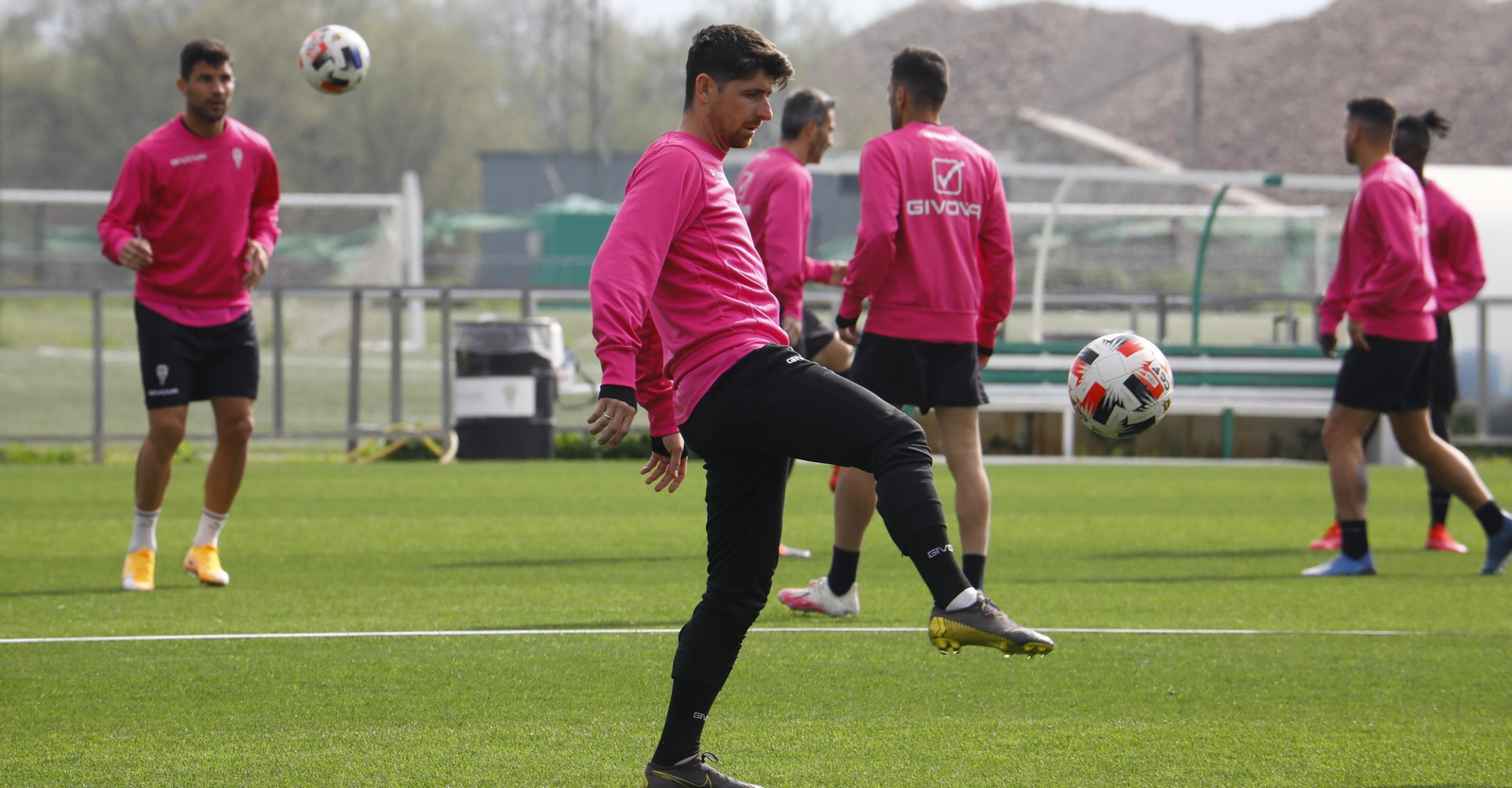 Javi Flores da toques a un balón en el arranque de un entrenamiento en la Ciudad Deportiva.