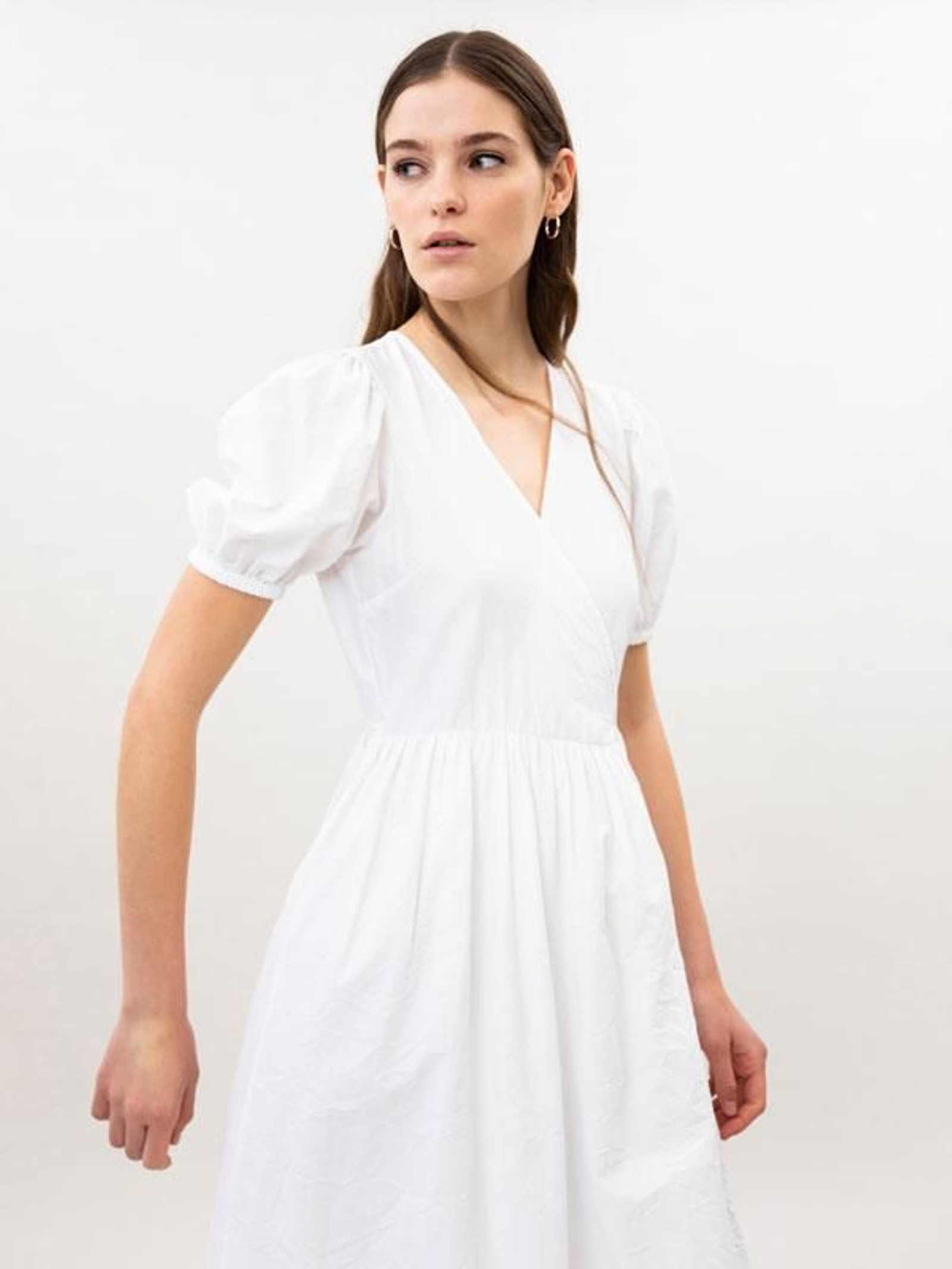 El vestido blanco de Lefties.