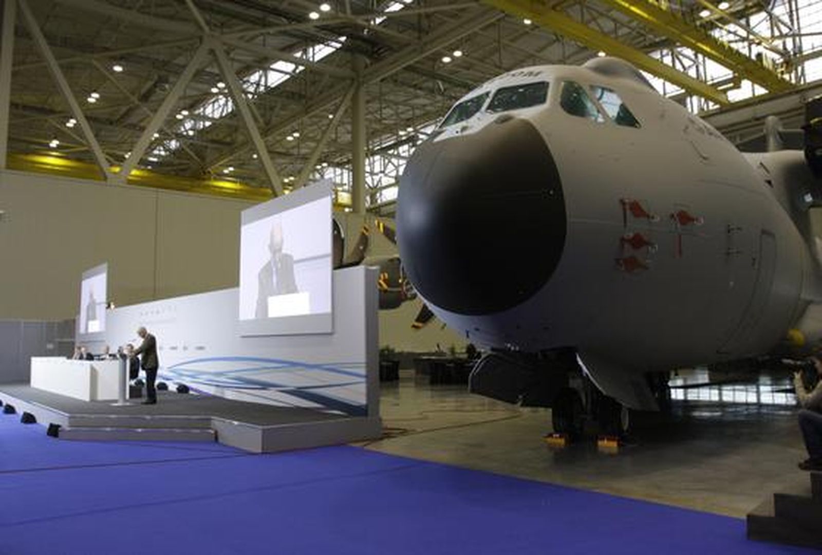 El presidente de EADS, Louis Gallois, acompañado del presidente de Airbus, Thomas Enders y el presidente de la división militar del fabricante europeo de aviones, Domingo Urena-Raso, ha fijado el 31 de enero de 2010 como fecha final para las negociaciones con los gobiernos europeos.

Foto: Agencias/ Jose Ángel García