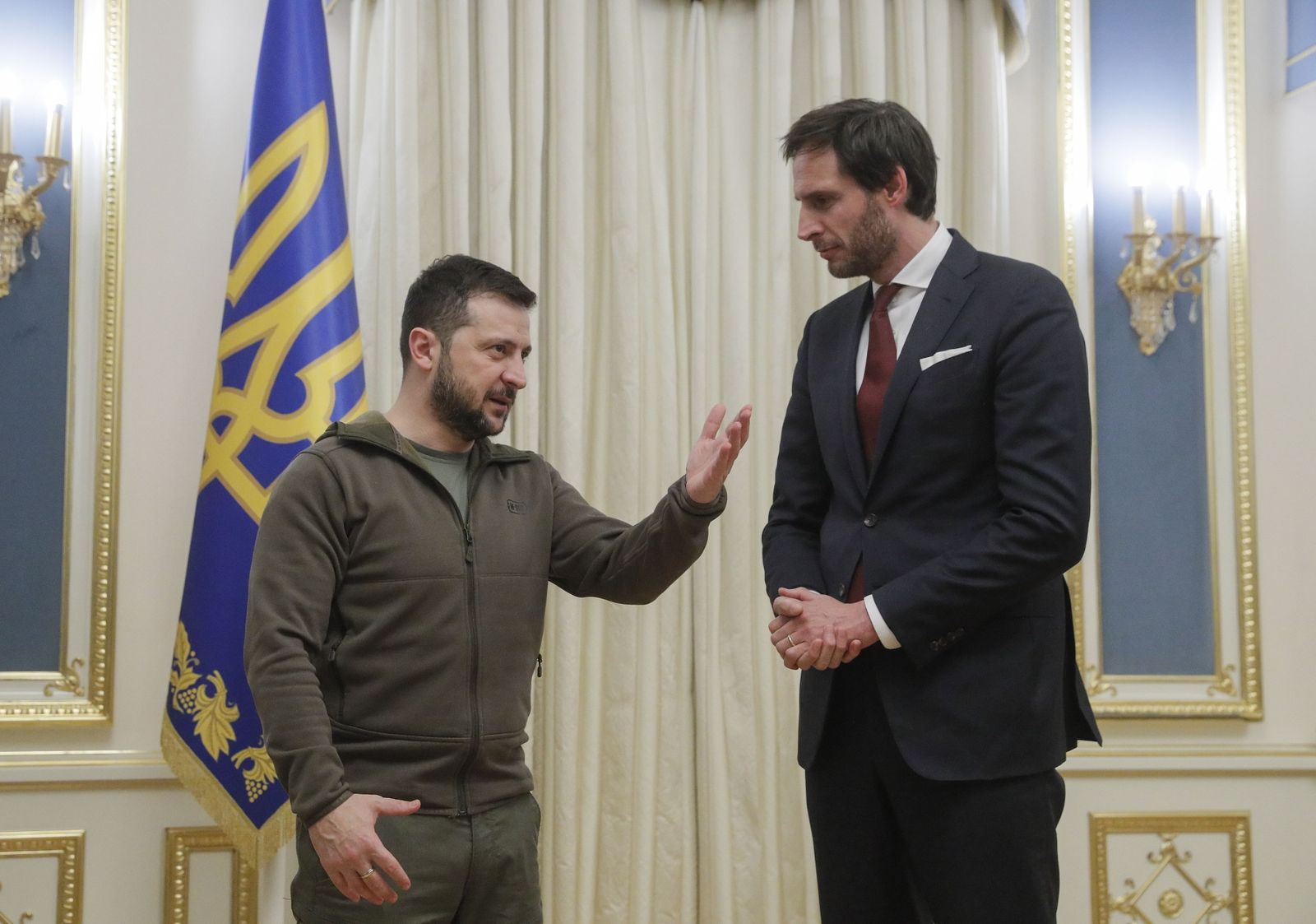 Zelenski recibe en Kiev al ministro de Exteriores neerlandés, Wopke Hoekstra.