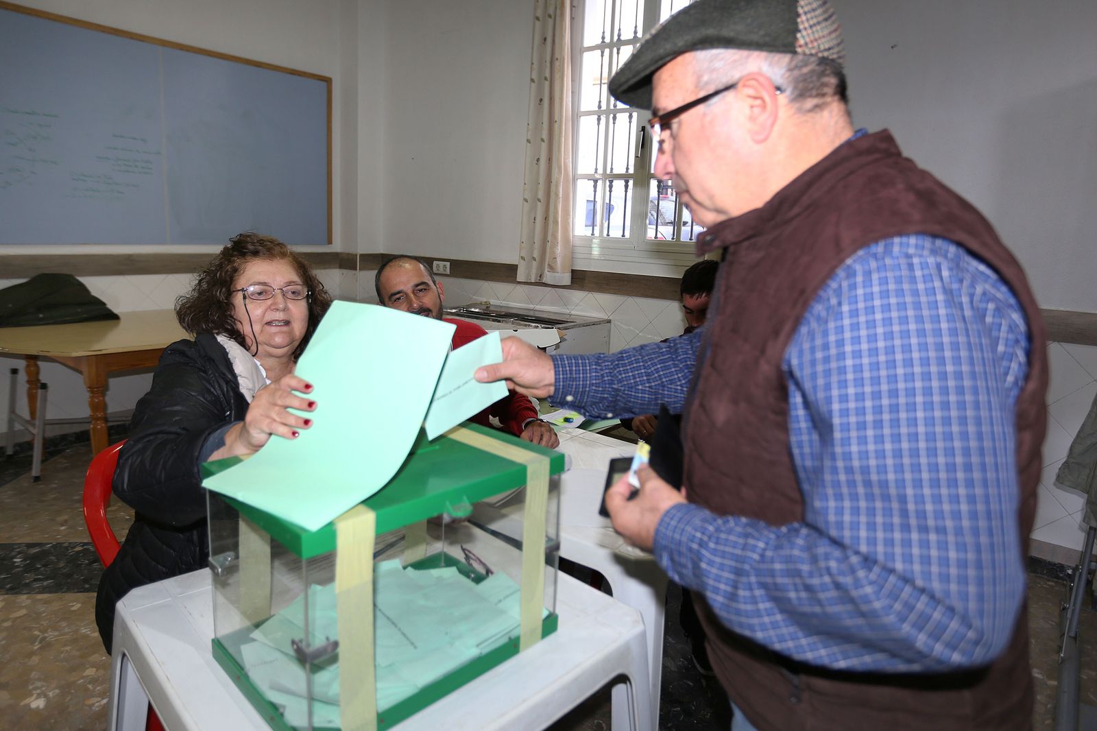 Un ciudadano ejerce su derecho al voto en la localidad durante las pasadas elecciones autonómicas de diciembre.