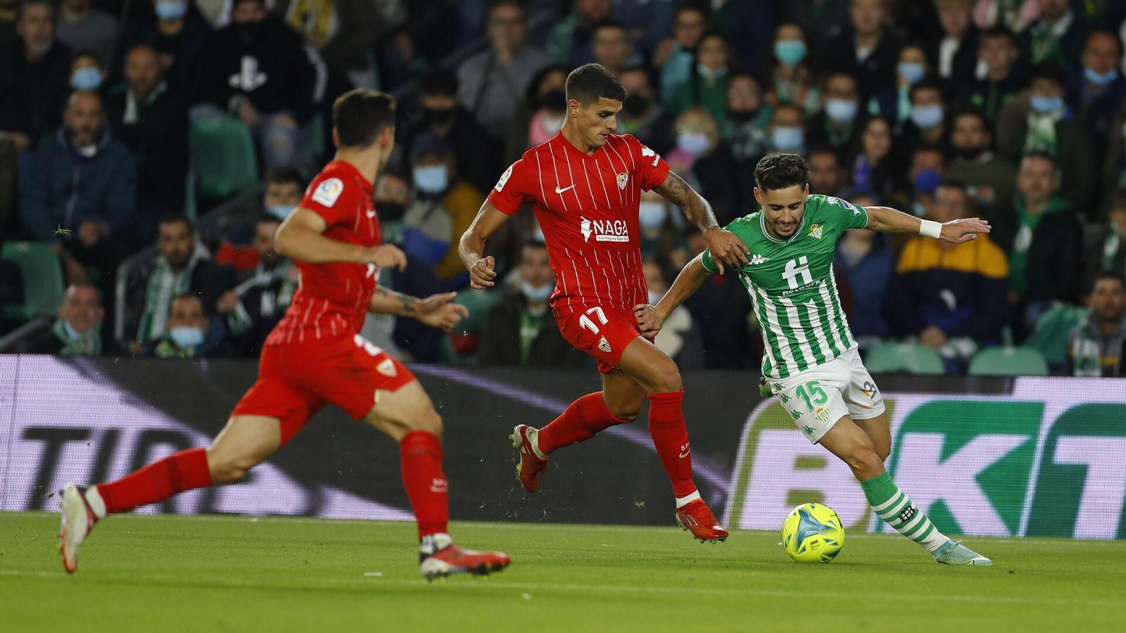 Lamela encima a Álex Moreno en el último derbi liguero en el Benito Villamarín.