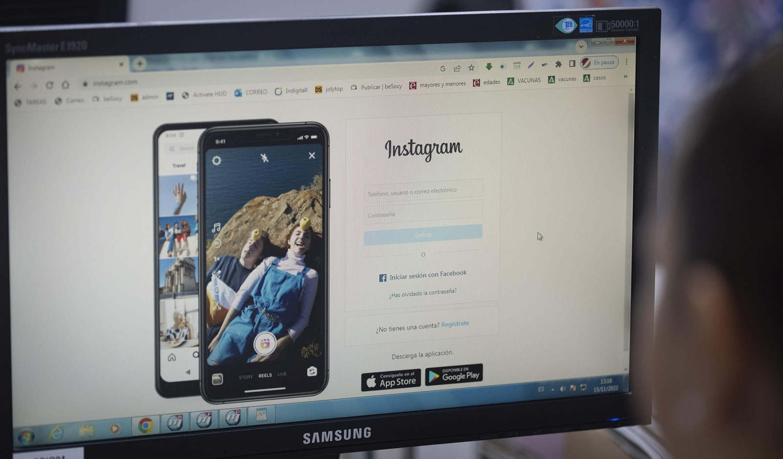 Una pantalla de un ordenador con la página principal de la red social Instagram.