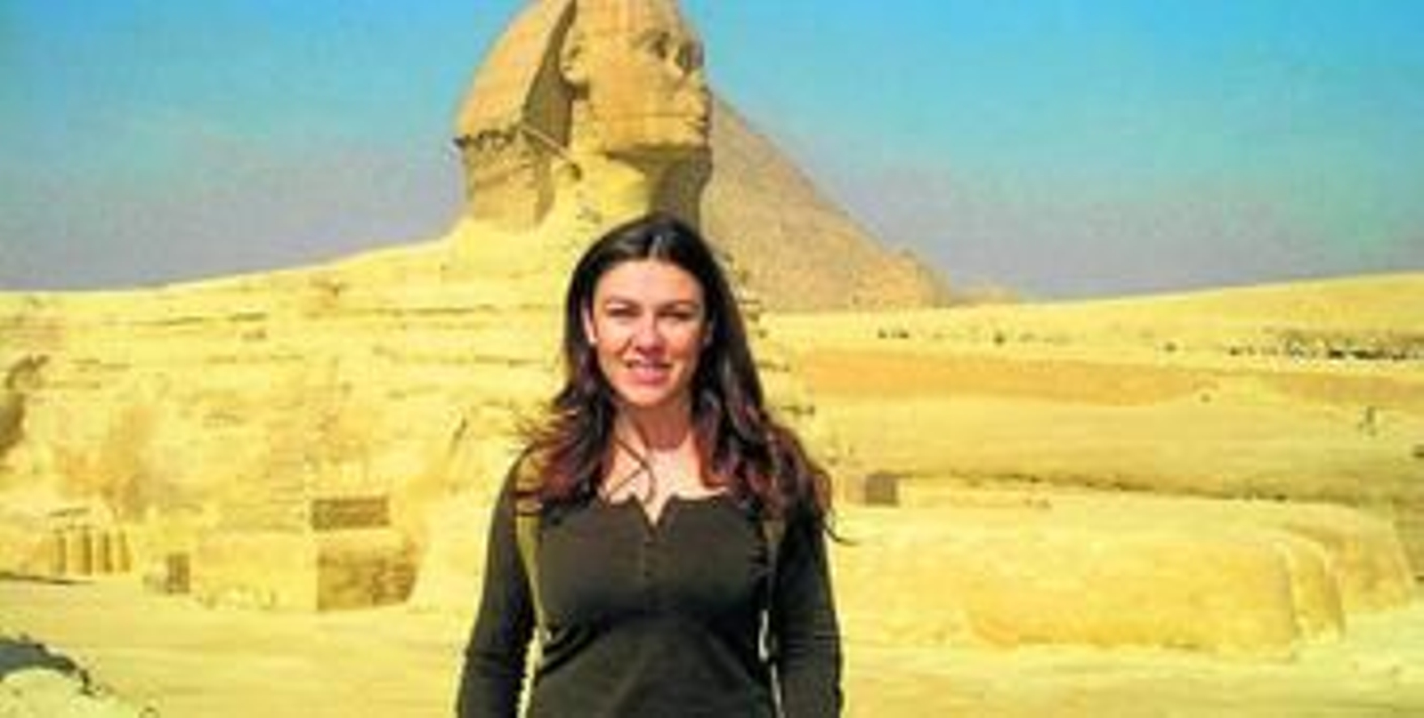 Mar Barrera, la primera reportera de 'Andaluces por el mundo', ante la Esfinge de Gizeh.