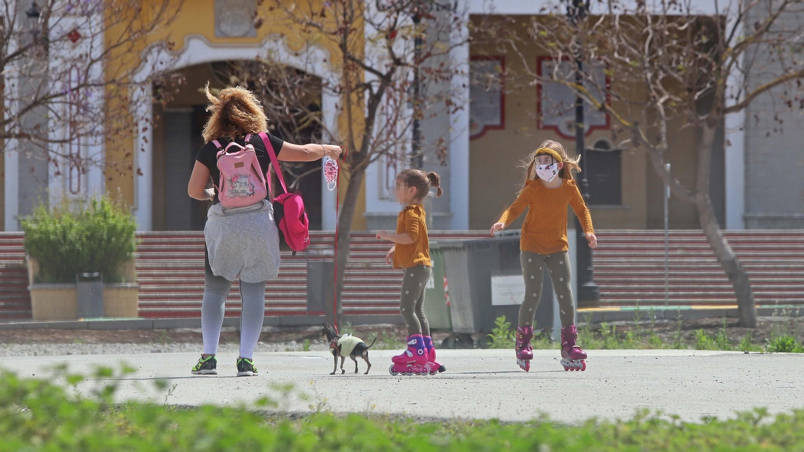 Una madre juega con sus dos niñas.