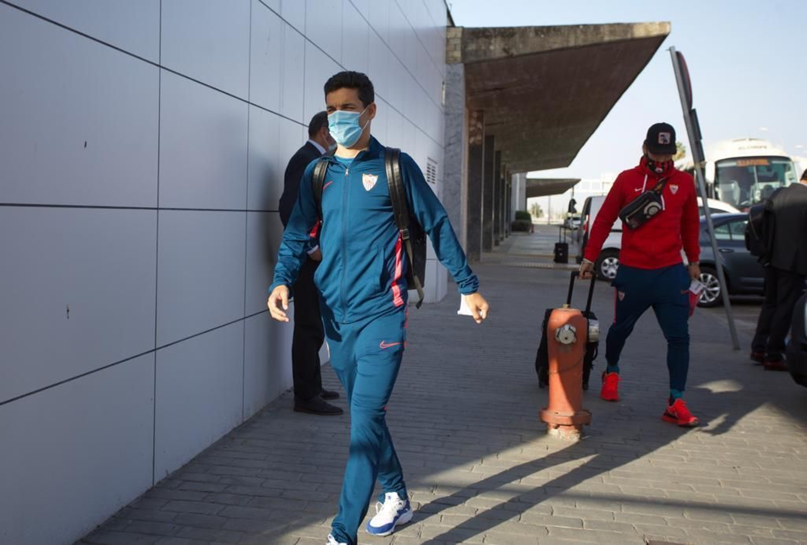 Jesús Navas y Gudelj se dirigen a la terminal ejecutiva de vuelos privados.