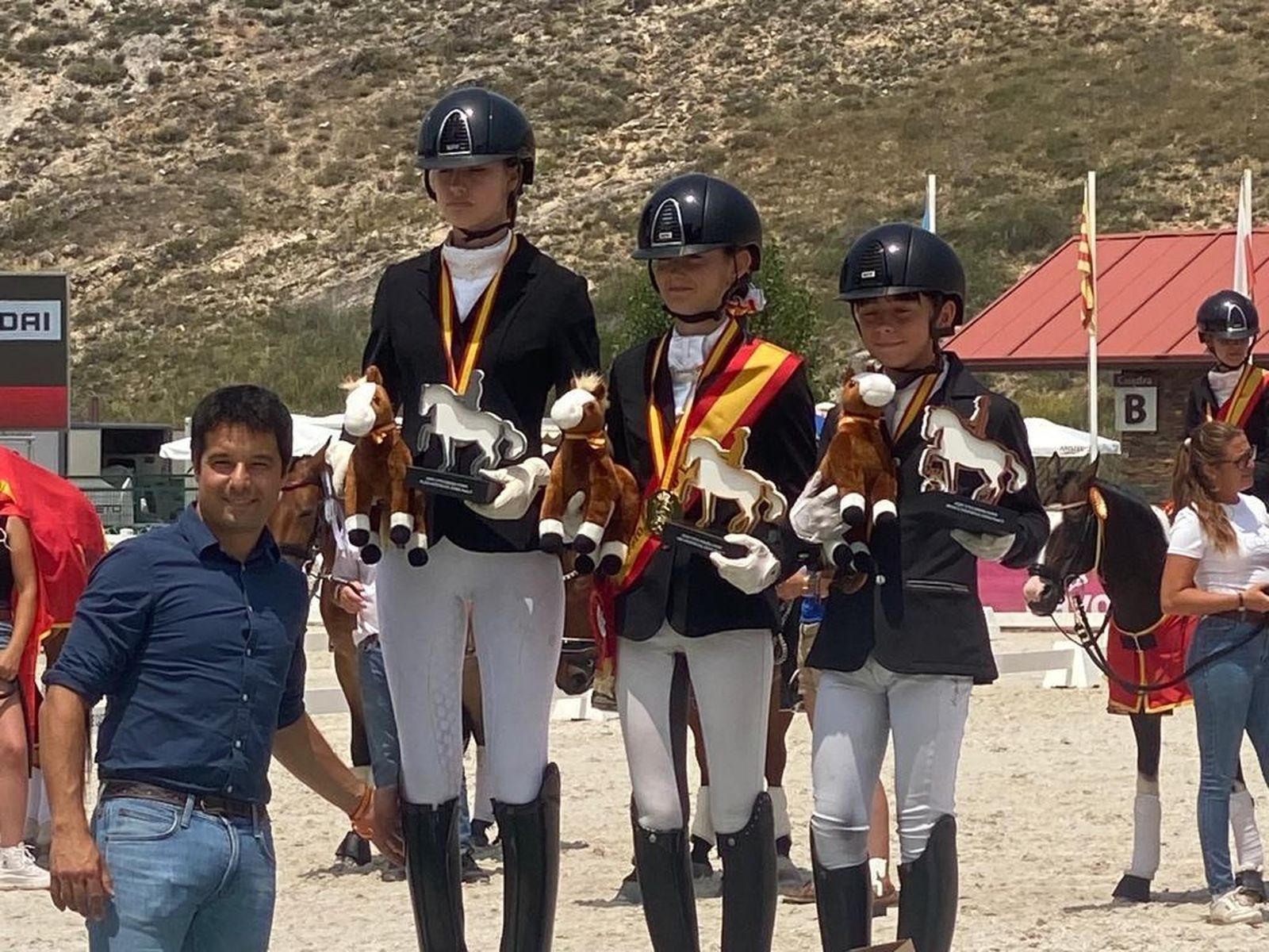 Curro Ramírez (d), en el podio del Campeonato de España