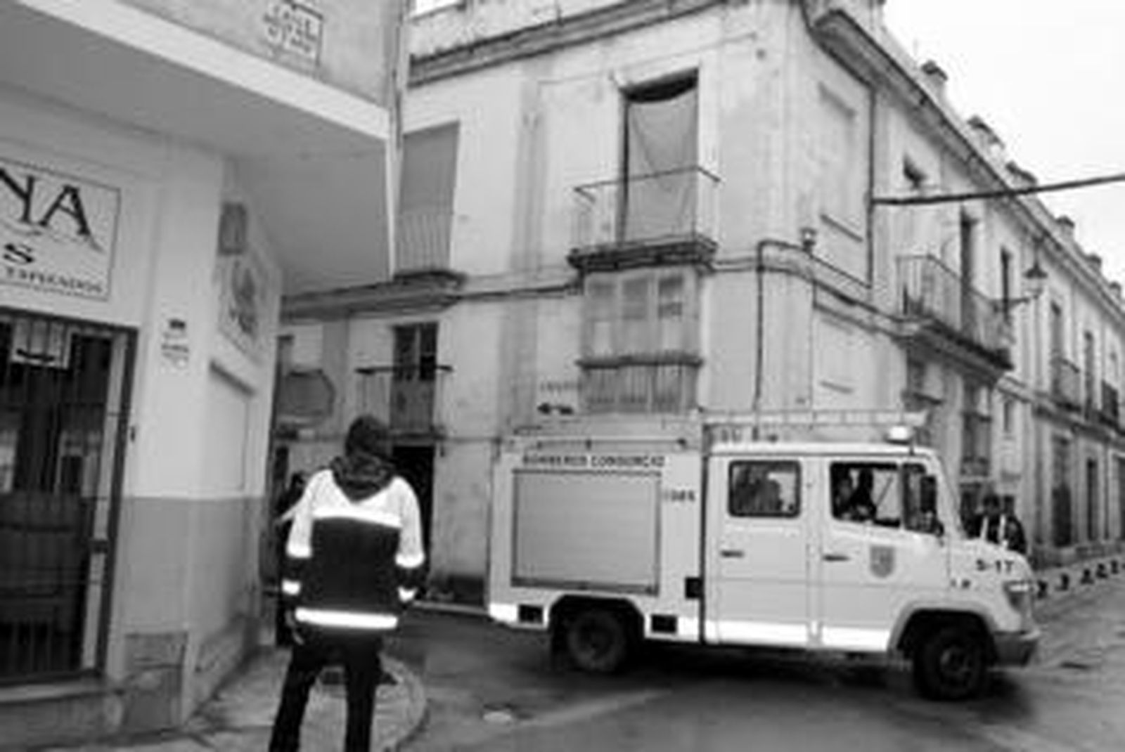 Efectivos de los Bomberos, ayer, accediendo al interior de las viviendas para comprobar el estado de su estructura.