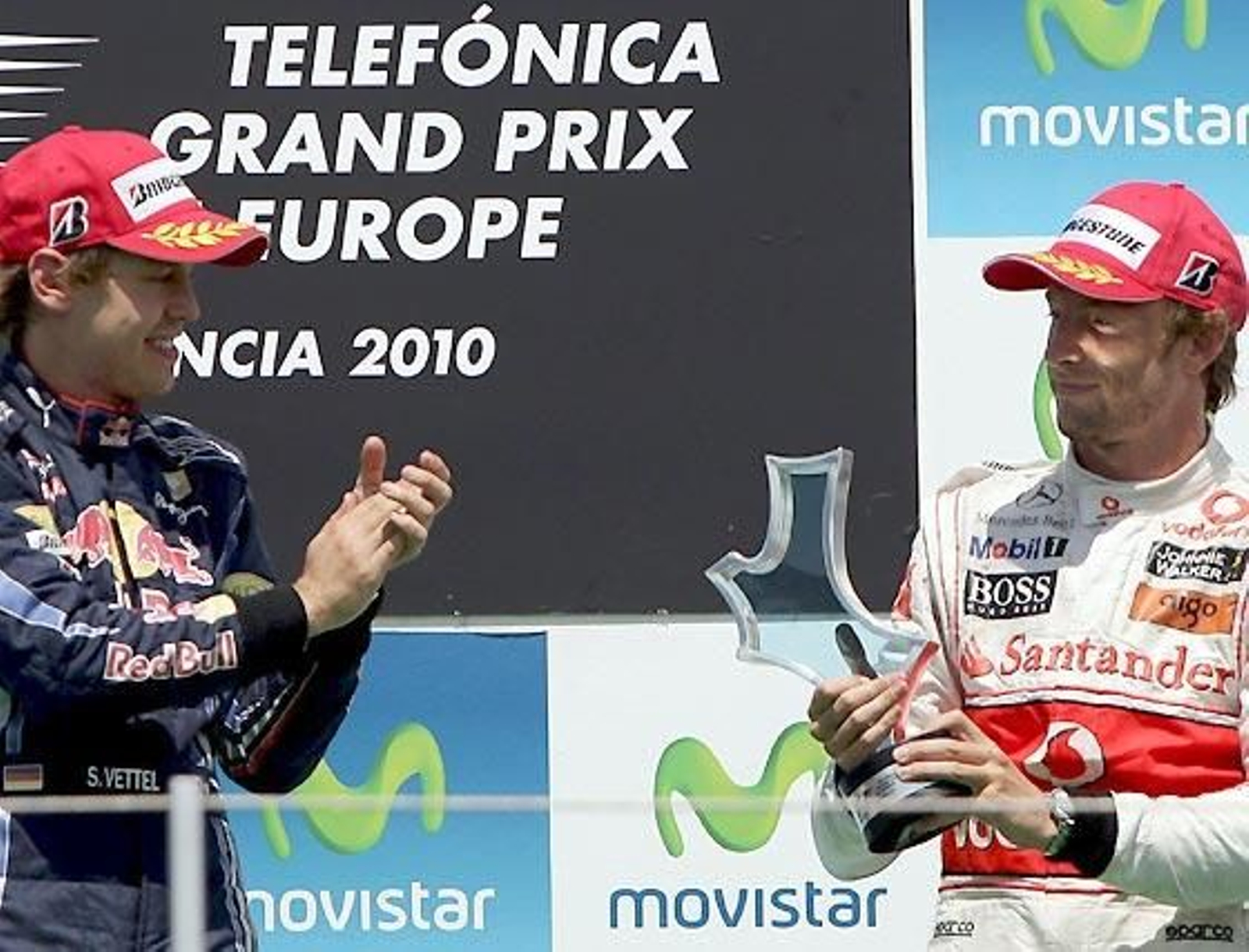 Sebastian Vettel (Red Bull), campeón del Gran Premio de Europa, con Jenson Button (McLaren), tercero.

Foto: Afp Photo / Reuters / Efe