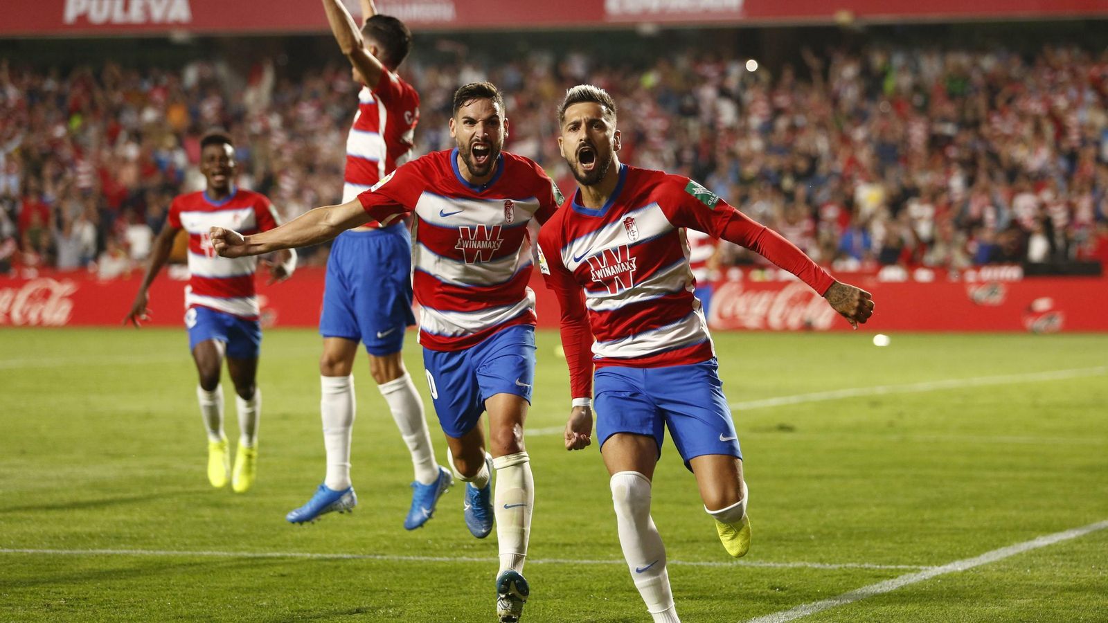 Álvaro Vadillo celebra el 2-0 junto a Antonio Puertas.