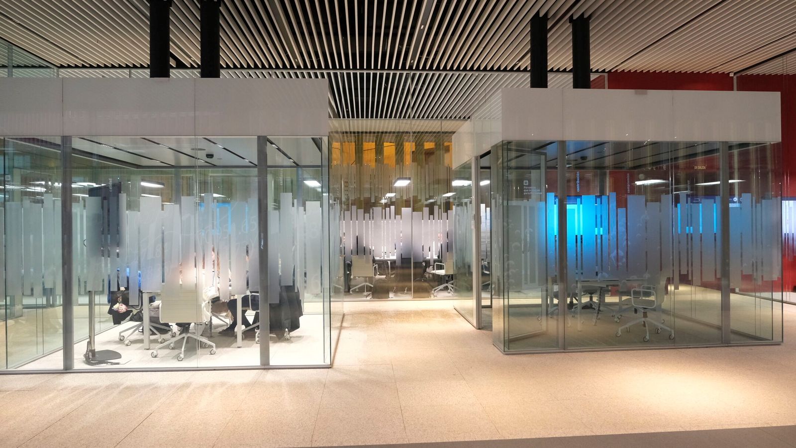 Sala de reuniones que garantizan la confidencialidad y seguridad