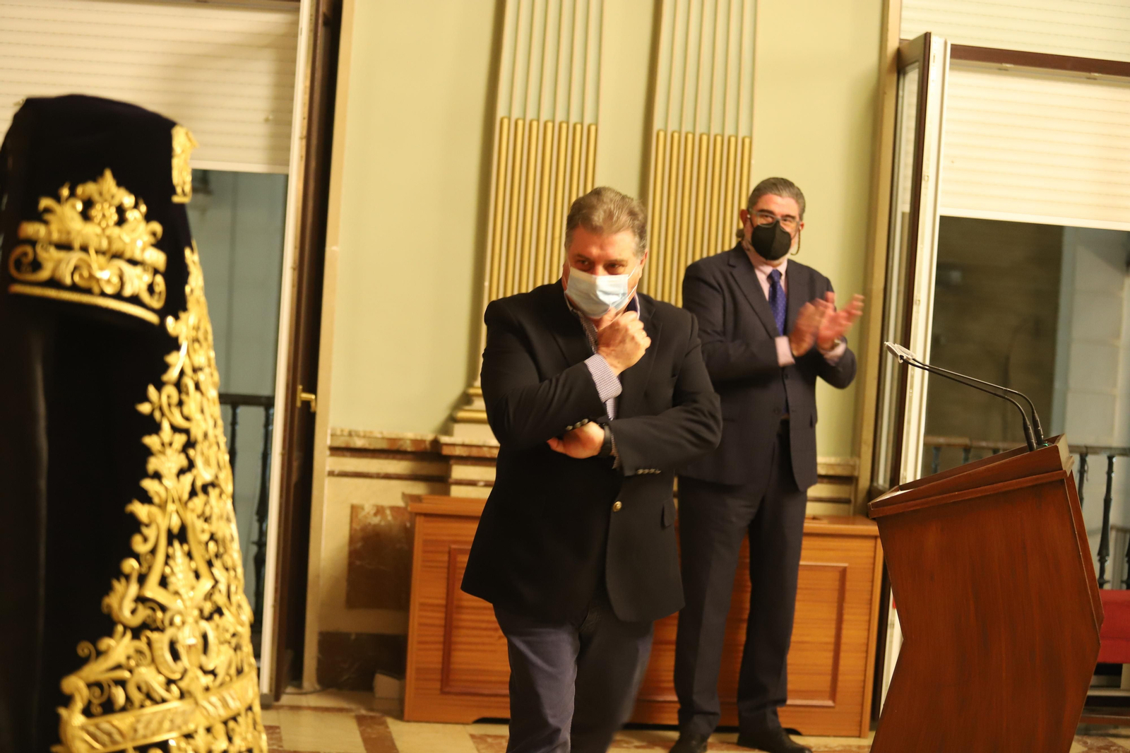 Imágenes de la presentación de la nueva saya y candelabros de cola de la Hermandad de Los Estudiantes.