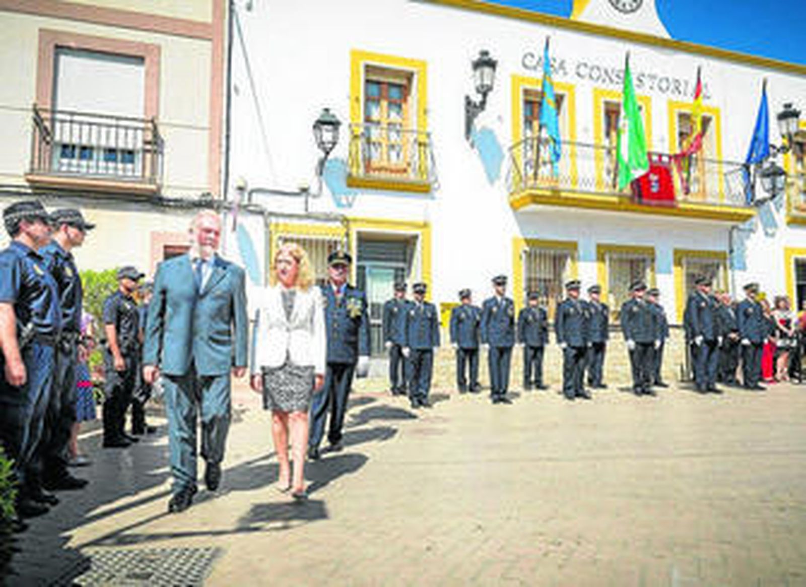 El presidente de la Mancomunidad y la regidora de Santa Fe, flanqueados por agentes de la Policía Local el sábado.