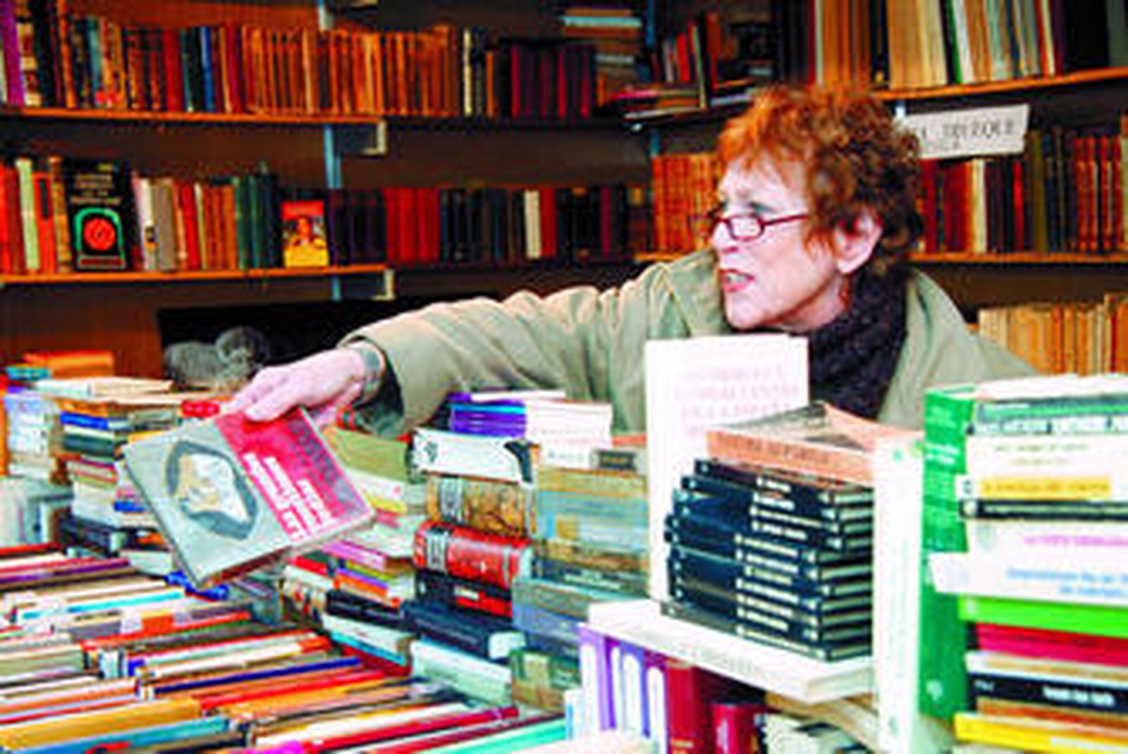 Libros antiguos y de ocasión, muchos de ellos en lengua inglesa, en la caseta de la librería Trueque.
