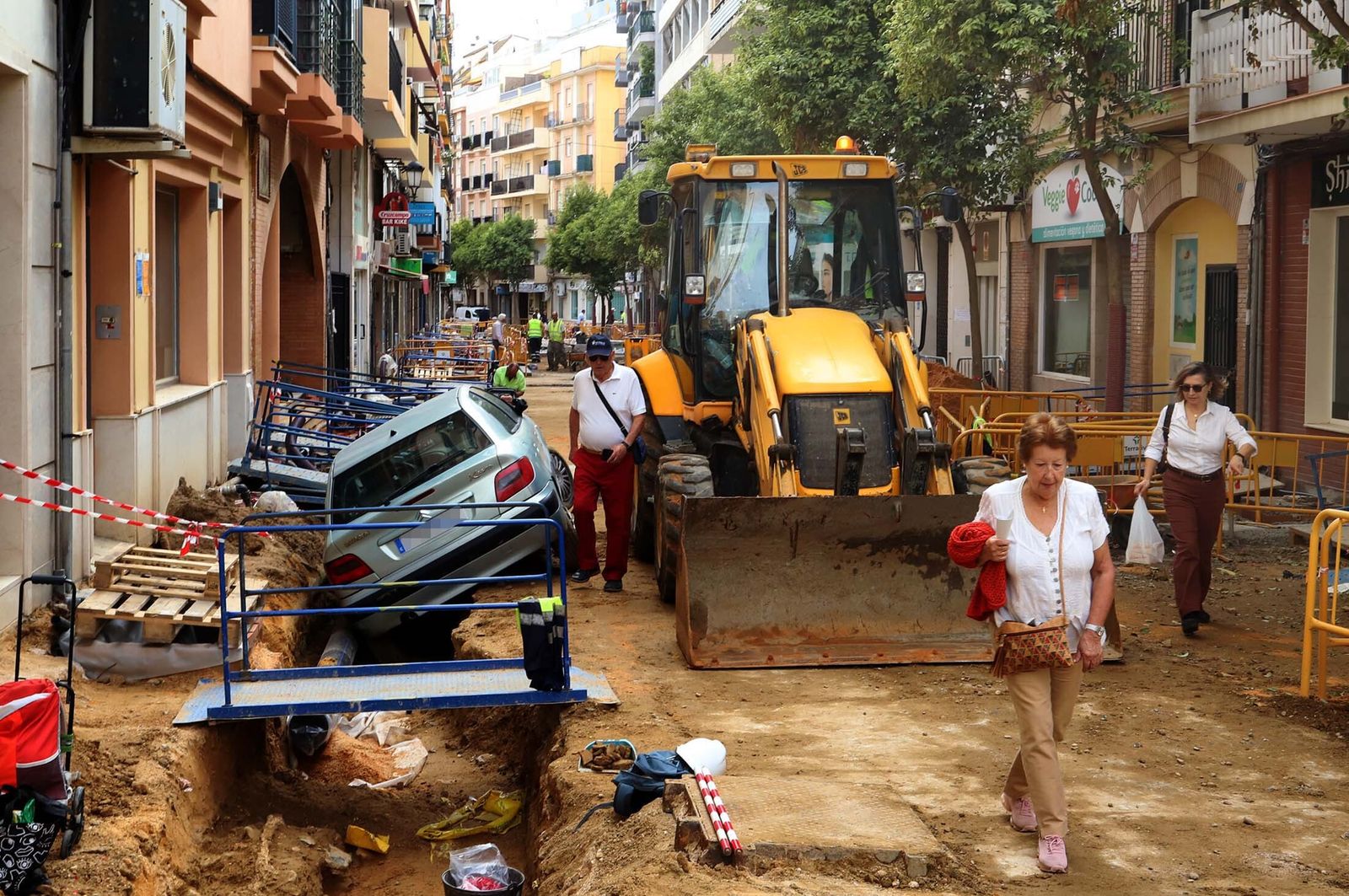 Imágenes del coche accidentado en las obras de la calle Fernando el Católico