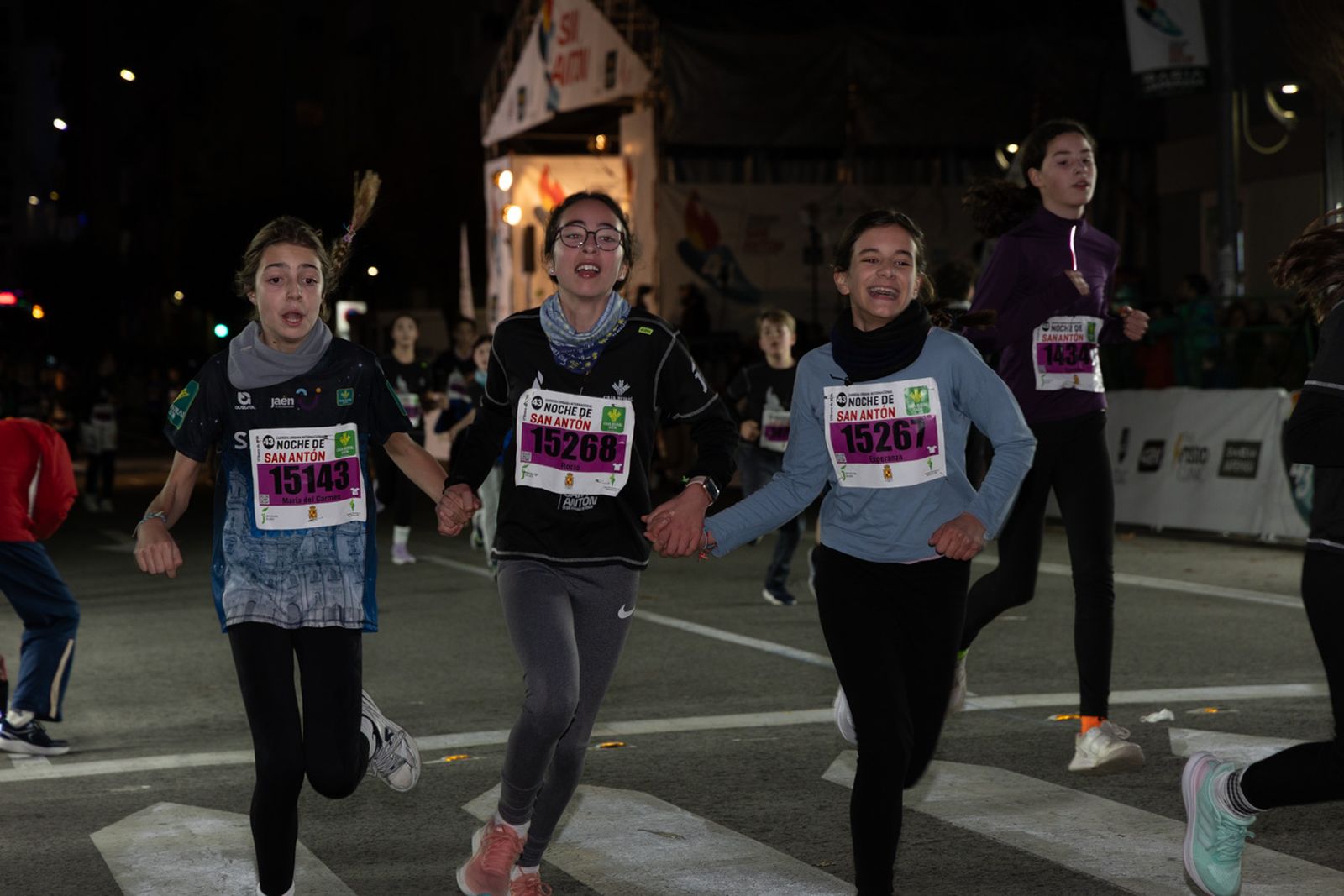 En imágenes: 2.000 atletas brillan con luz propia en la infantil de la Carrera de San Antón 2026