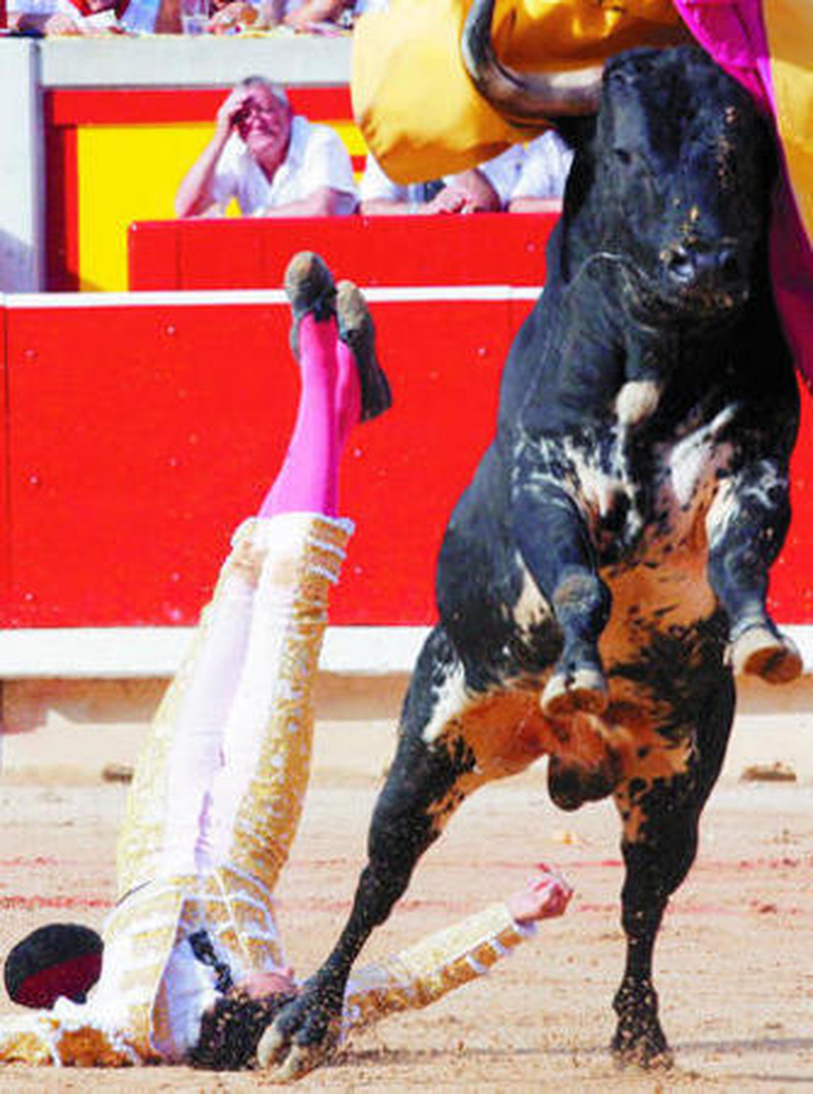 Mora fue arrollado por su primer toro, al que recibió a portagayola.