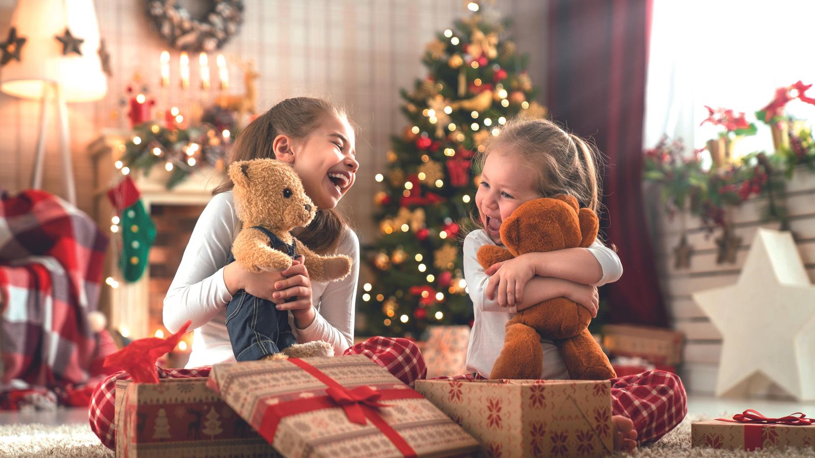 Niñas abren regalos la mañana de Navidad