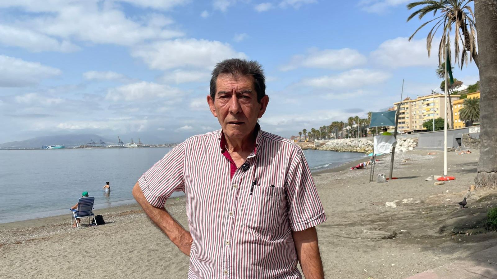 Antonio Medina, portavoz de la plataforma Málaga Para Vivir el Palo y Pedregalejo, posa en los Baños del Carmen