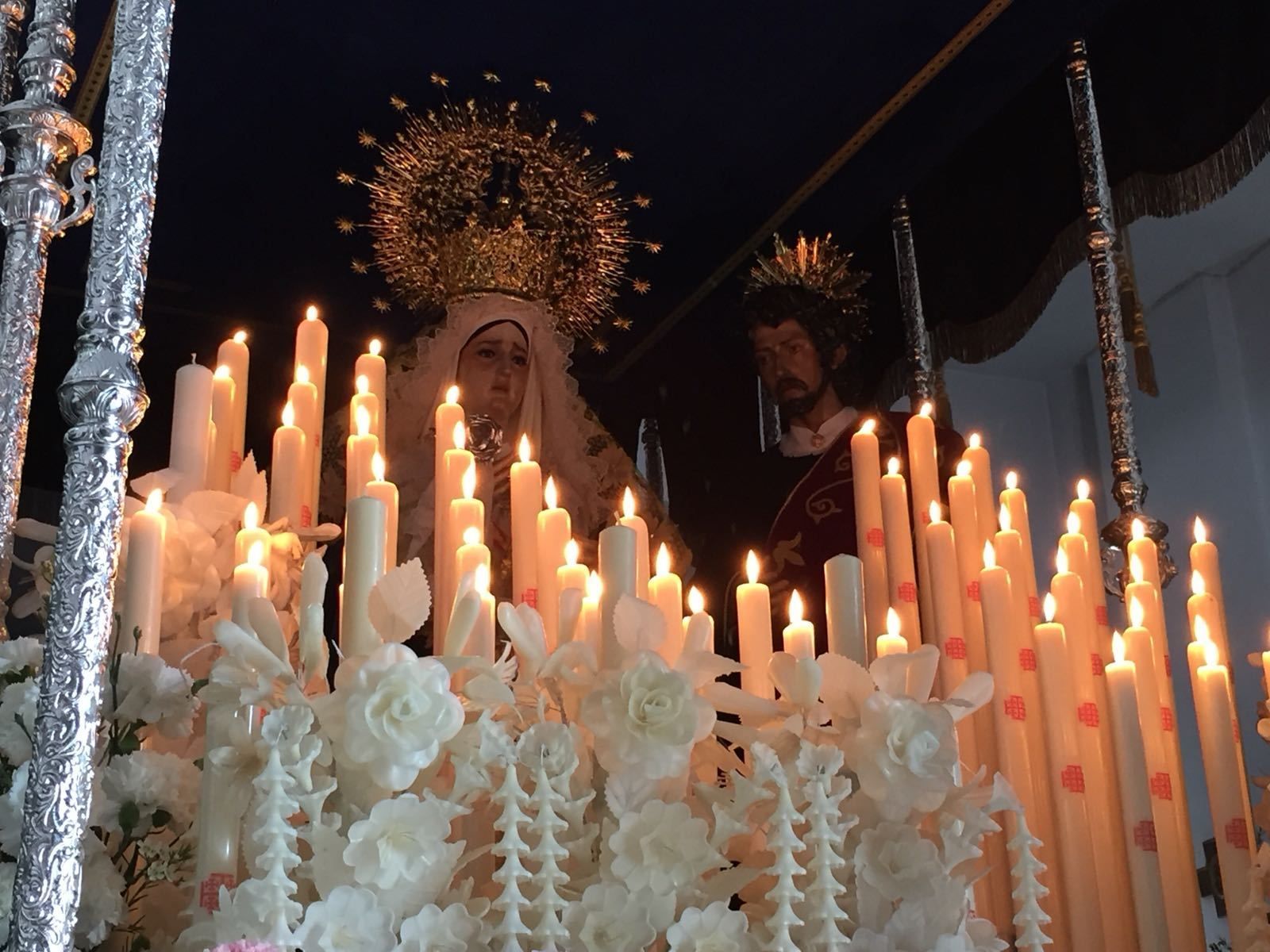 Paso de palio con las imágenes de la Virgen de los Dolores y San Juan Evangelista de Barbate.