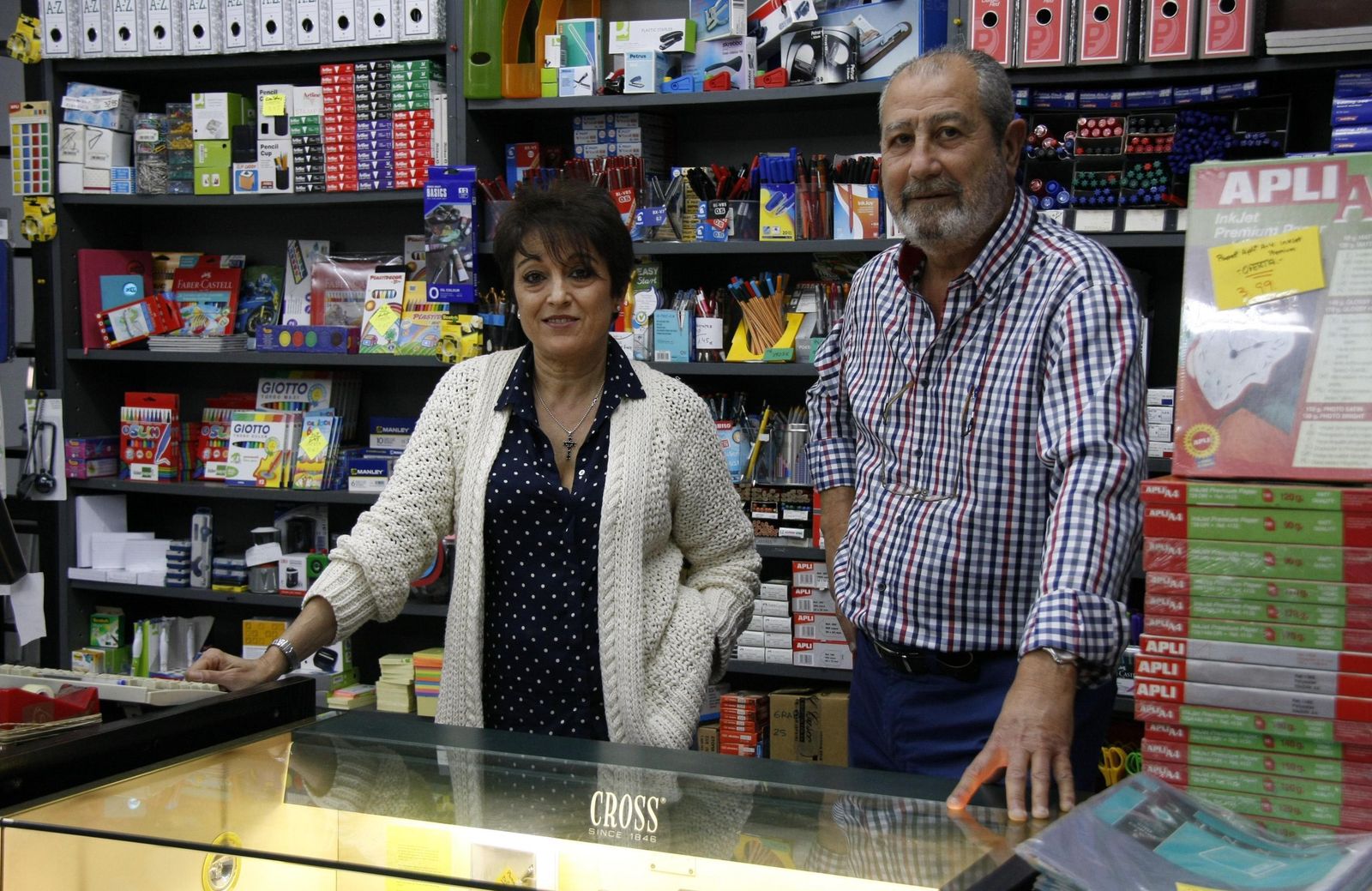 El dueño de la Papelera Portuense, Manuel Muñoz Bellvís, junto a la empleada Rosario Hita Gil, detrás del mostrador de la histórica librería.