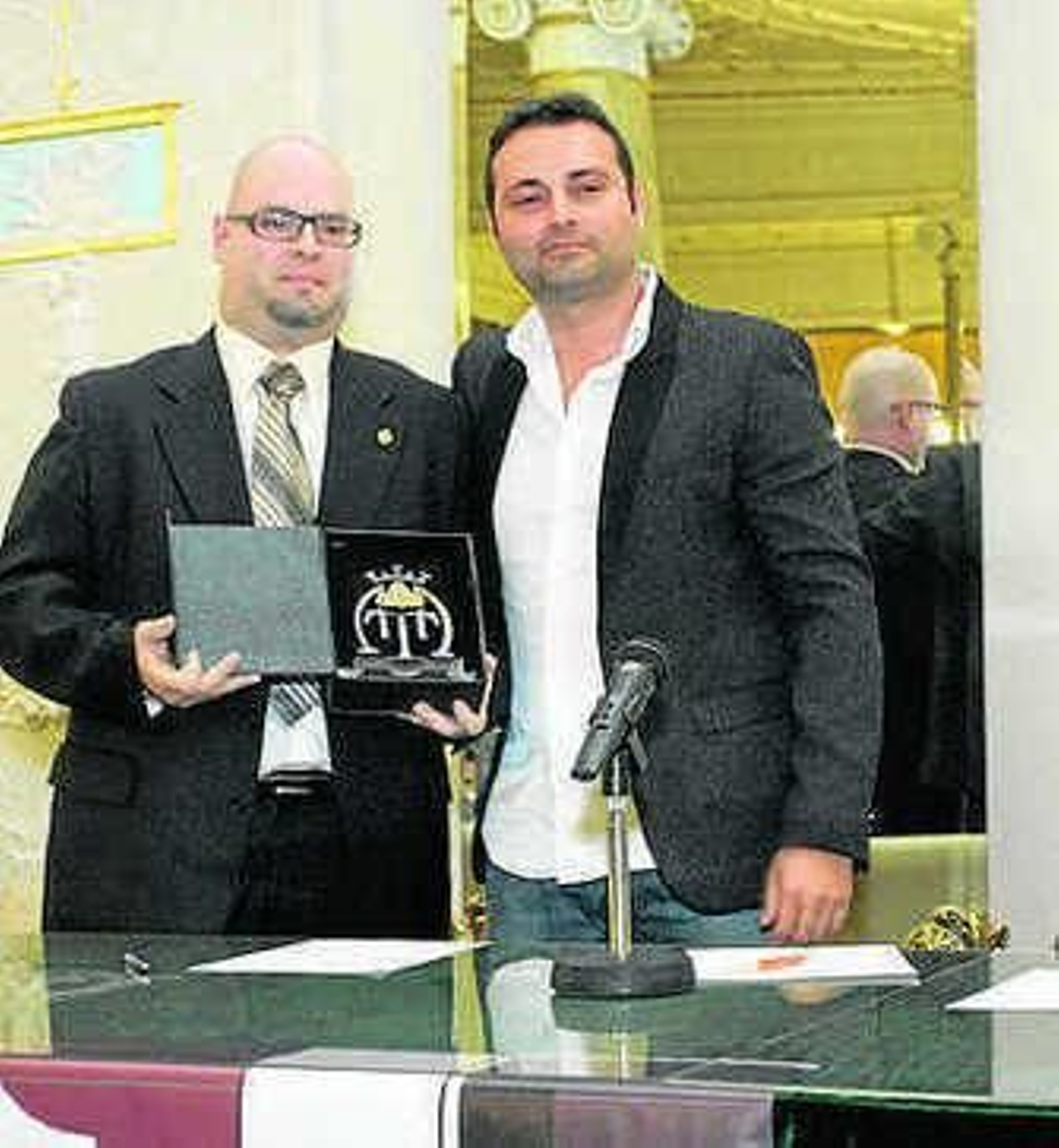 Momento de la entrega del galardón.