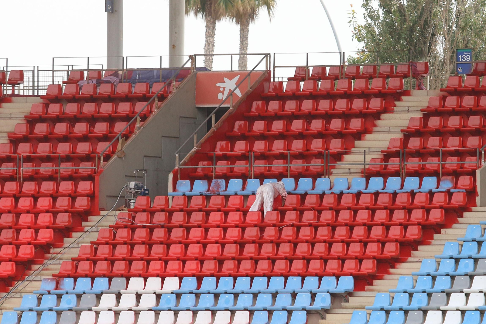 Así están pintando las gradas del Mediterráneo