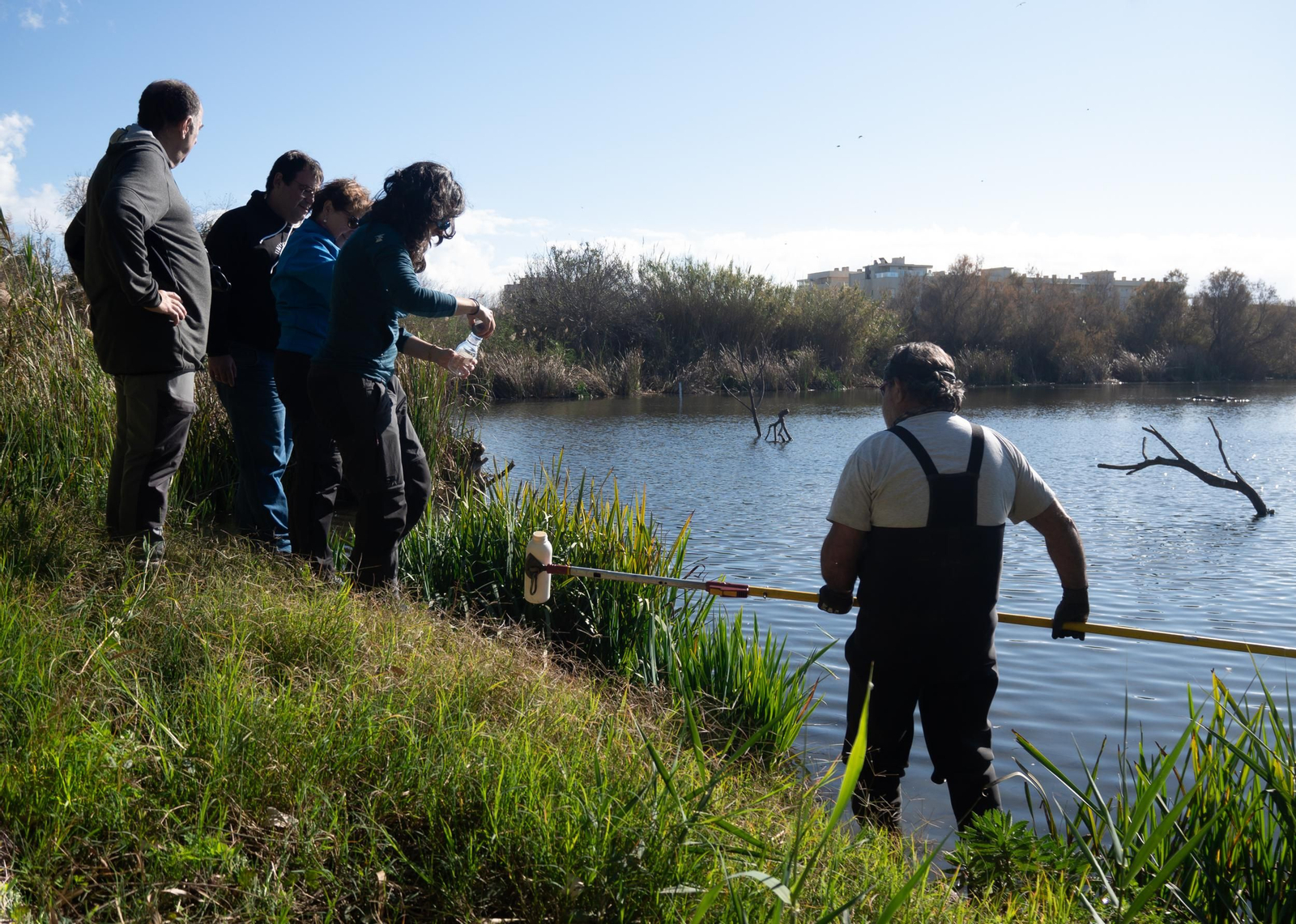 El responsable de la Charca, Pepe Larios, sacando una muestra de agua del humedal