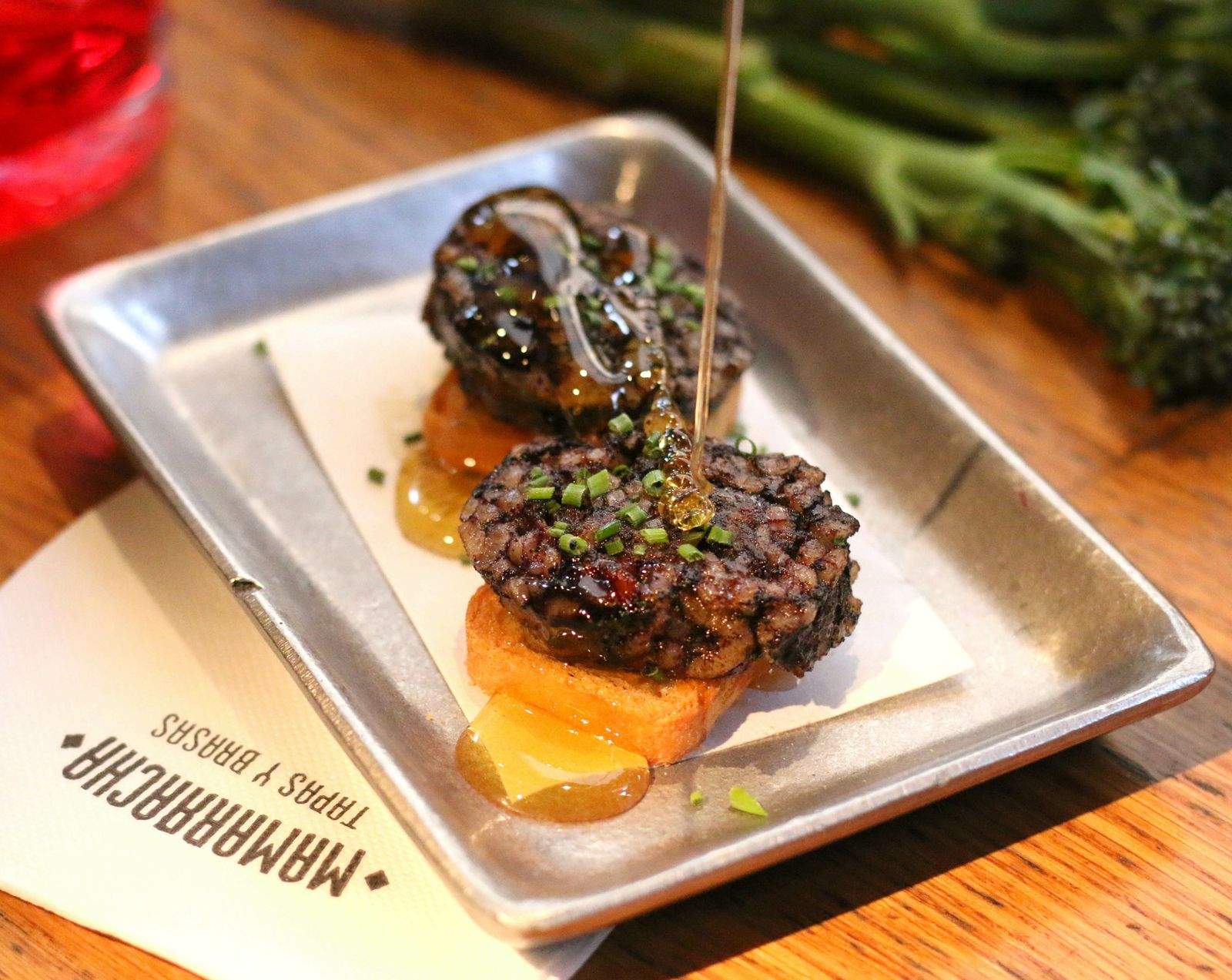 Una de las tapas solidarias de esta iniciativa de Ovejas Negras Company.