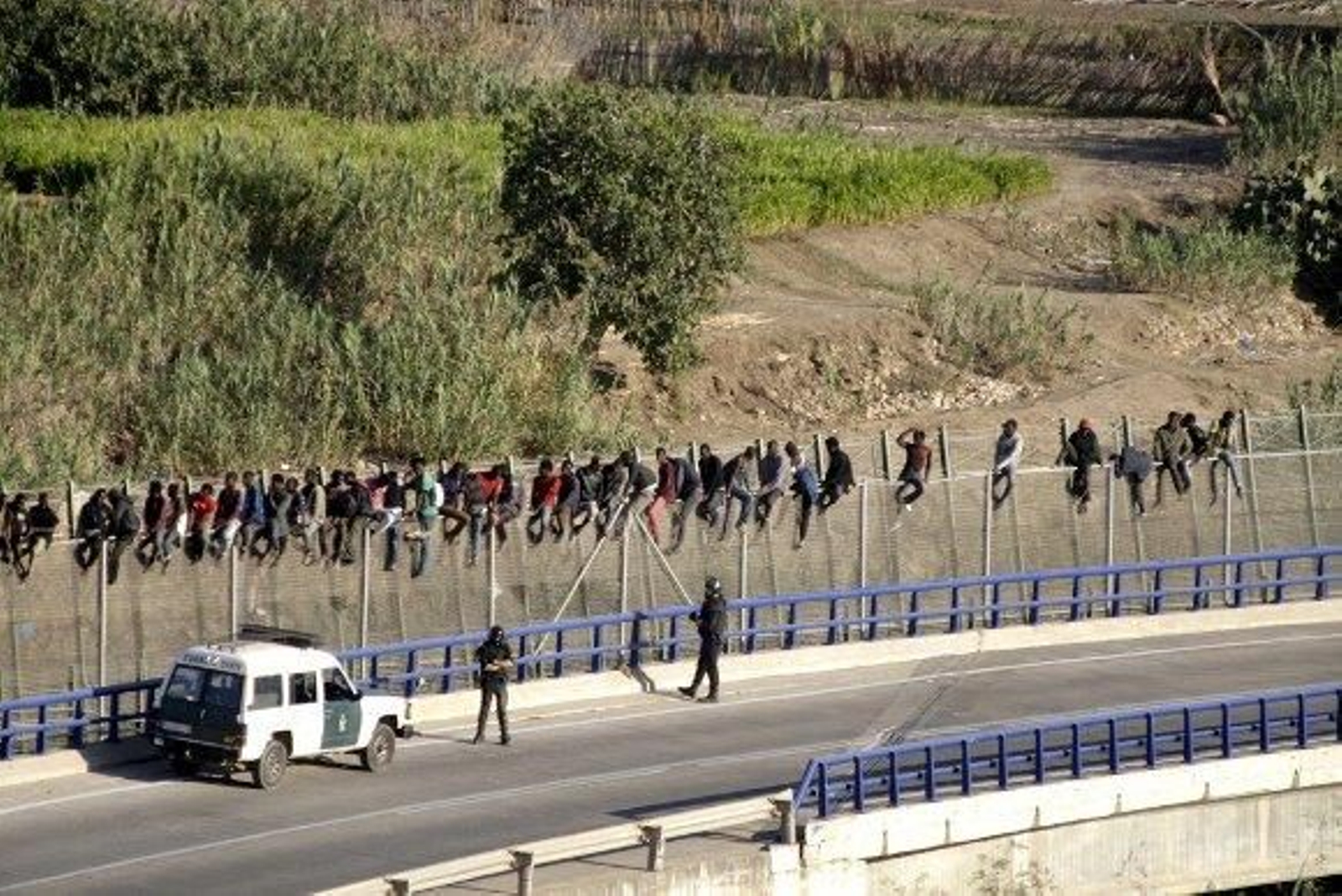 Unos 750 inmigrantes intentan saltar la valla fronteriza de Melilla Unos 750 inmigrantes intentan saltar la valla fronteriza de Melilla