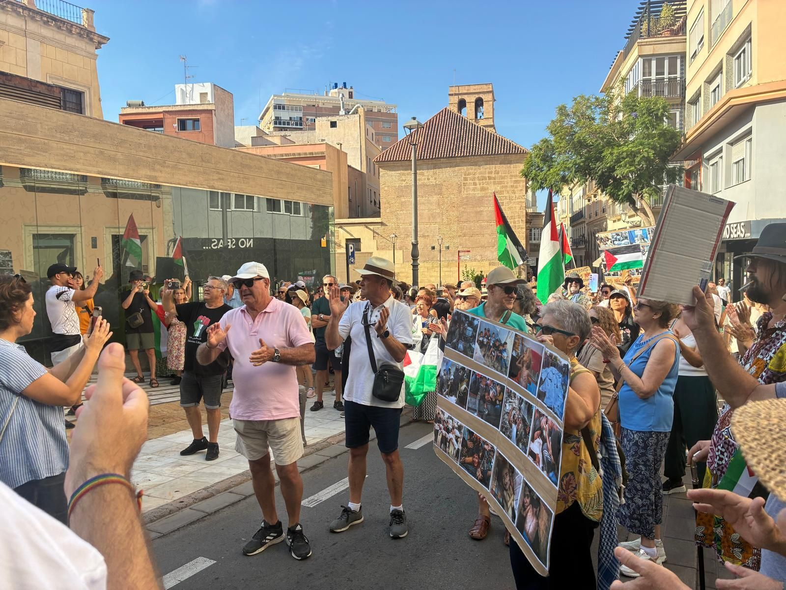 La manifestación de Almería y sus barrios contra el genocidio en Palestina, en imágenes
