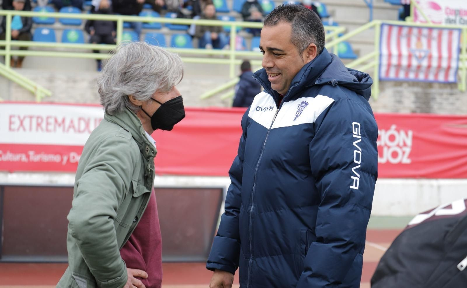 Germán Crespo dialoga con el técnico del Don Benito, Roberto Aguirre.