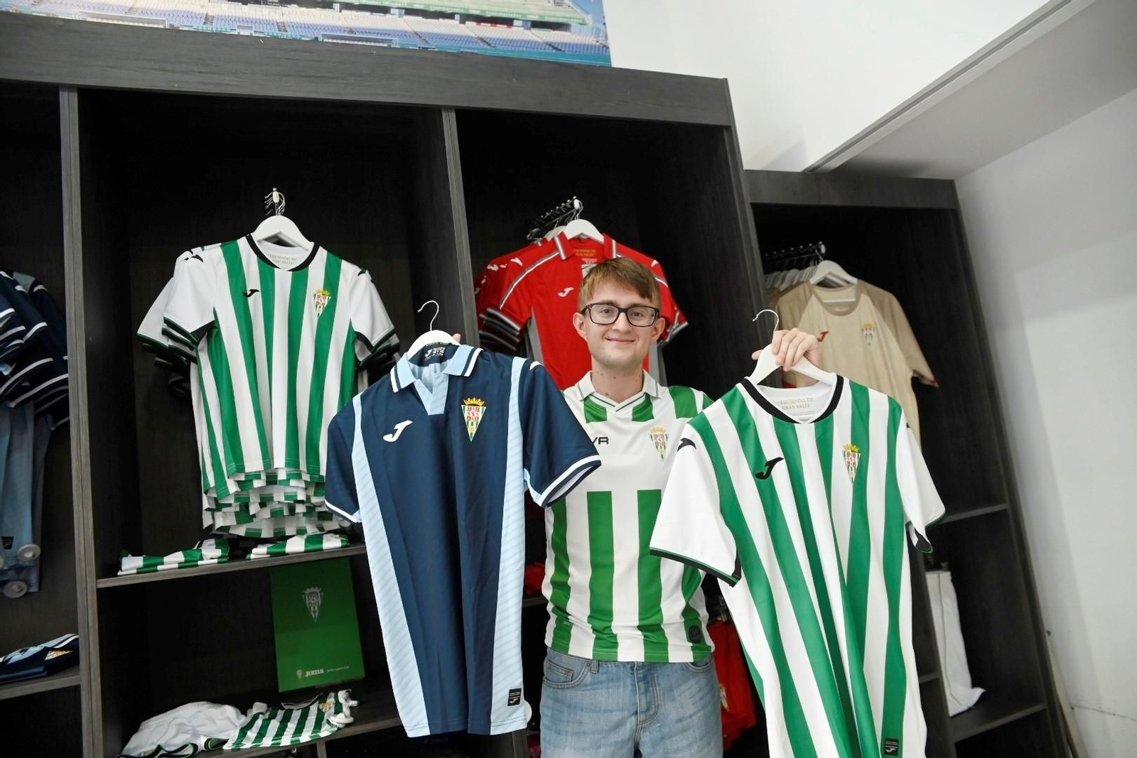 Las mejores fotos del primer día de venta de las nuevas camisetas del Córdoba CF