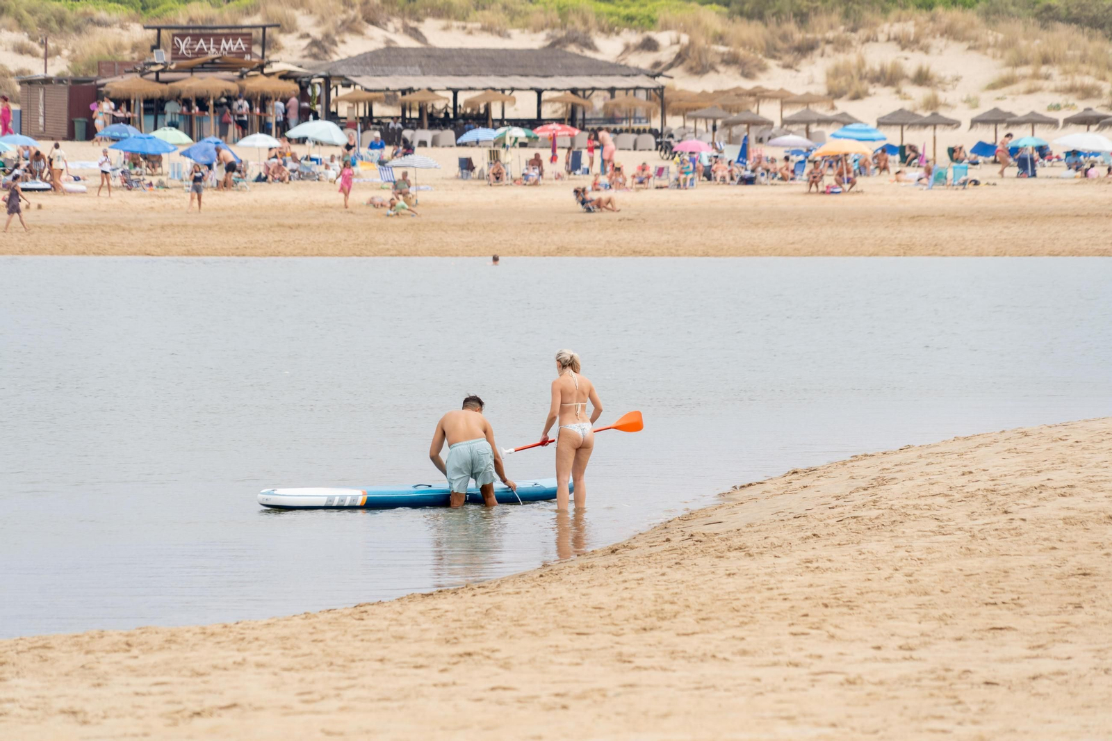 La mañana nublada en las playas de El Portíl