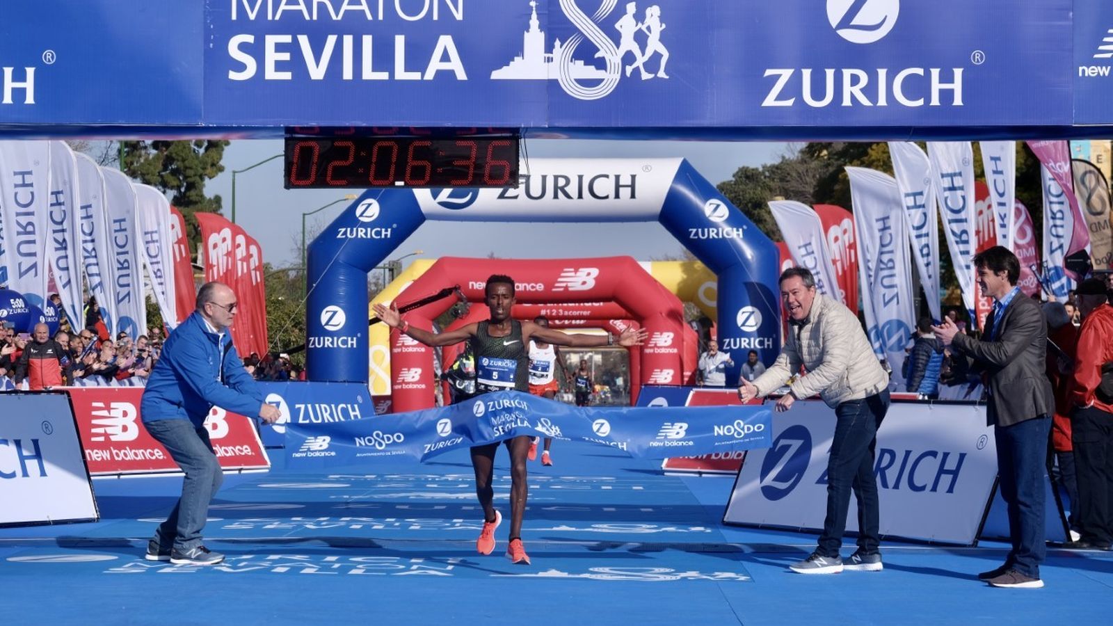 Tseday Abege Ayana llega a la meta.