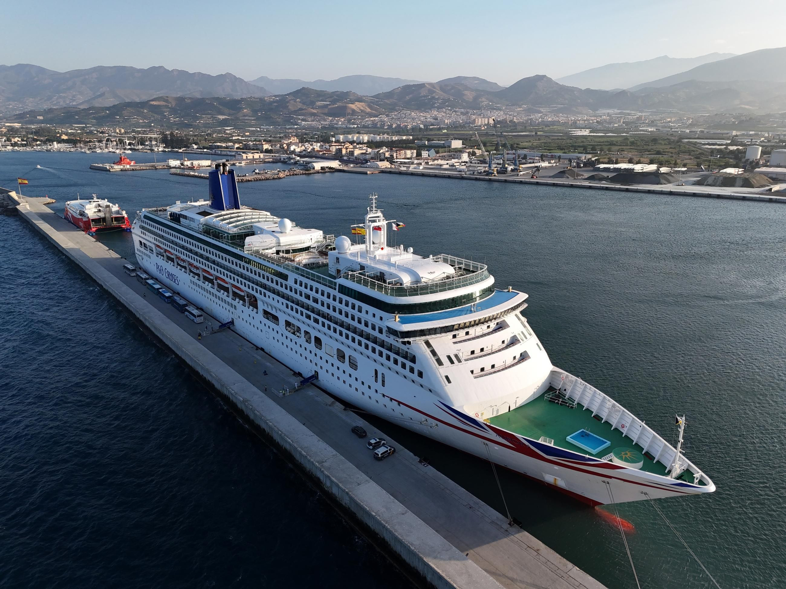 Foto aérea del crucero Aurora haciendo escala en el Puerto de Motril