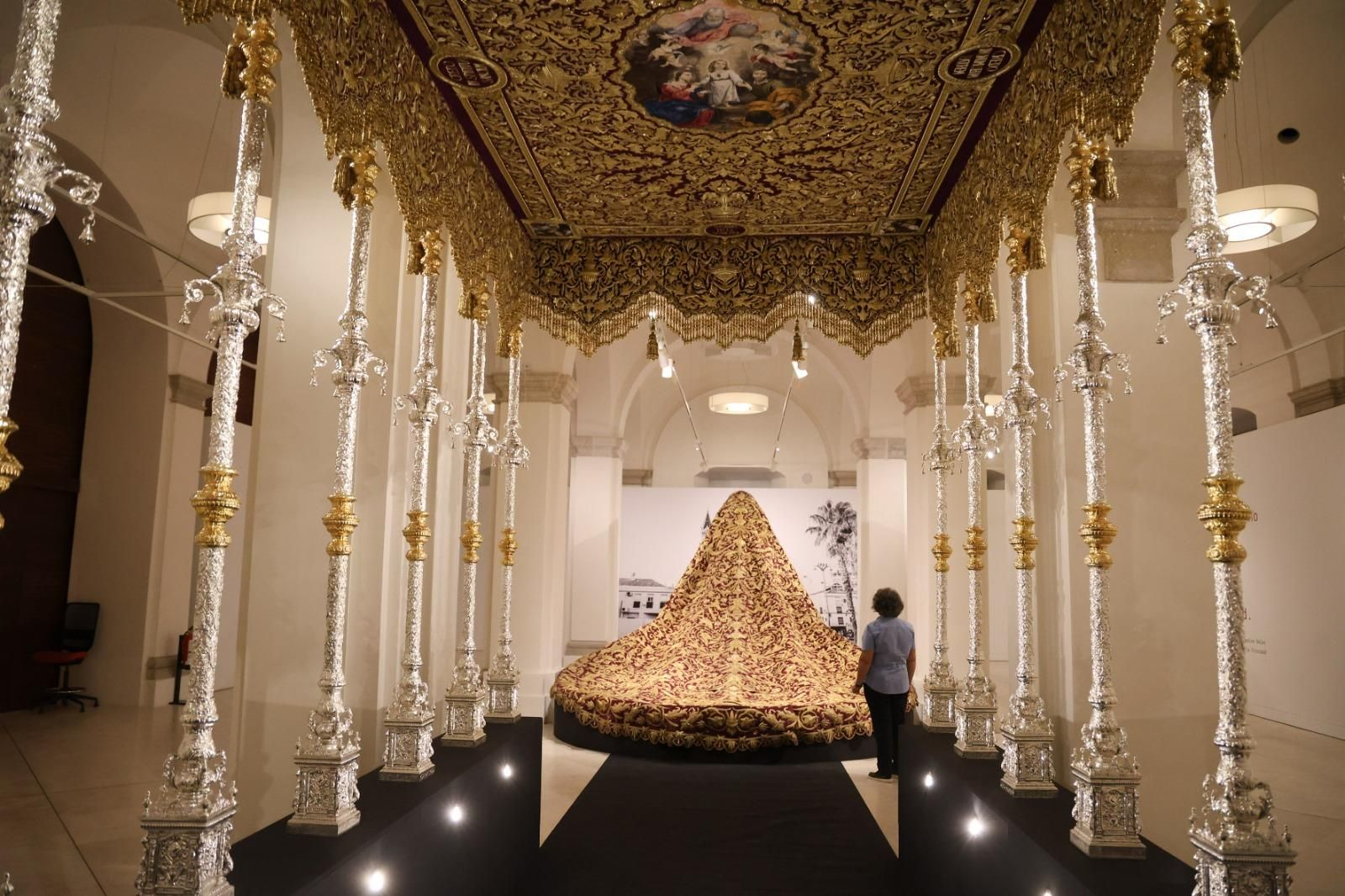 La exposición 'Vestida de Sol' del Cautivo en el Museo de Málaga, en imágenes