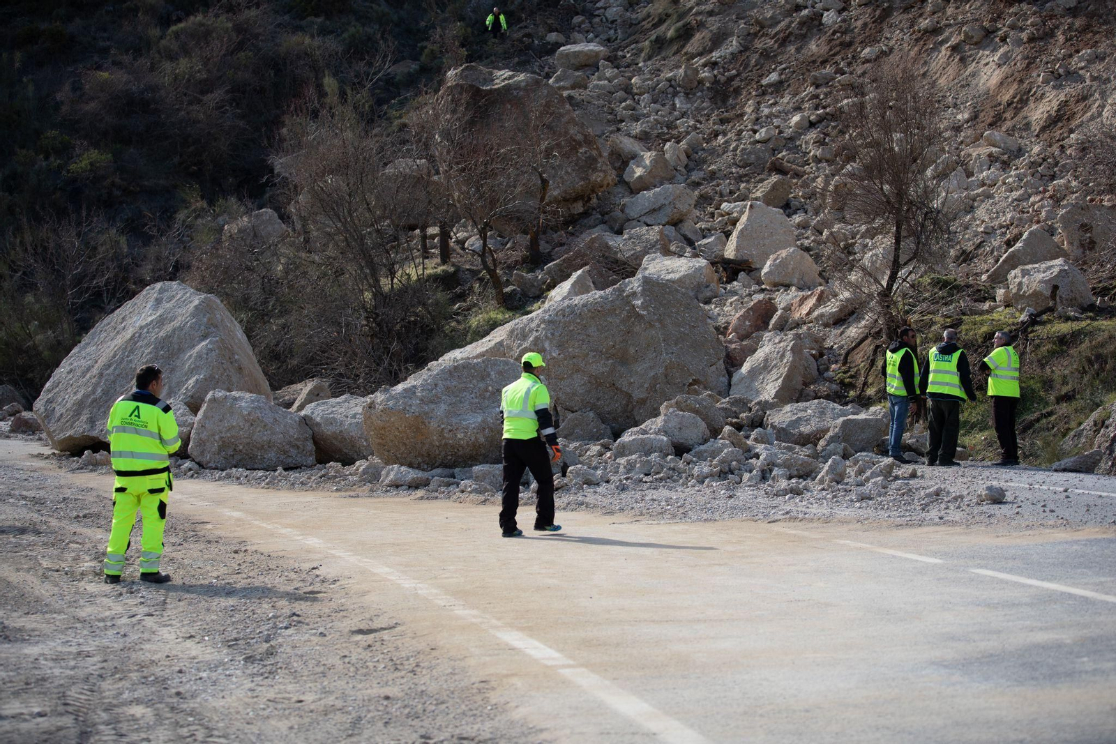 Fotos: así está la zona del desprendimiento de rocas de la carretera de Sierra Nevada