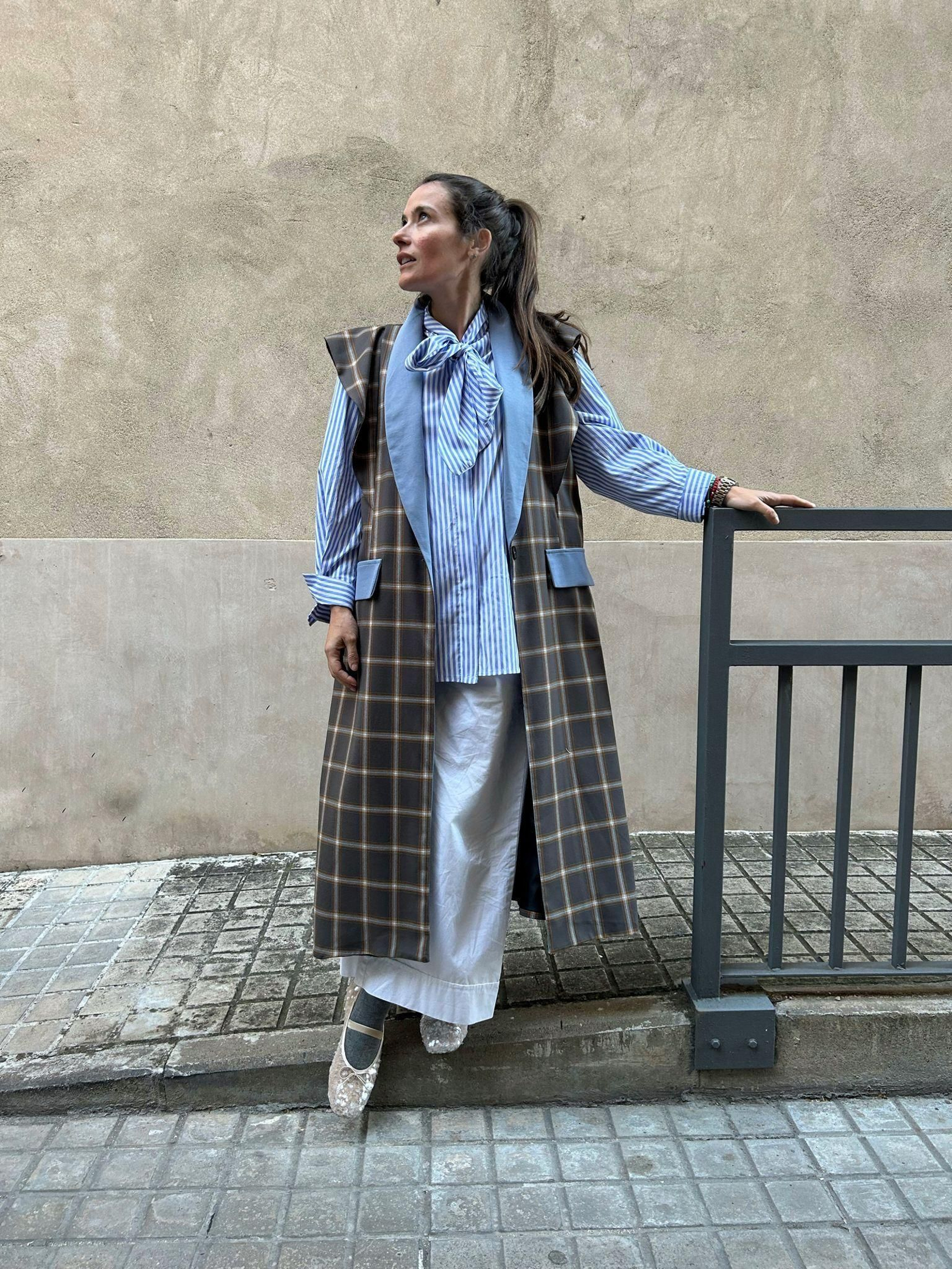 La influencer sevillana Bearuma con una blusa de rayas celeste y lazada de El armario de Paola.