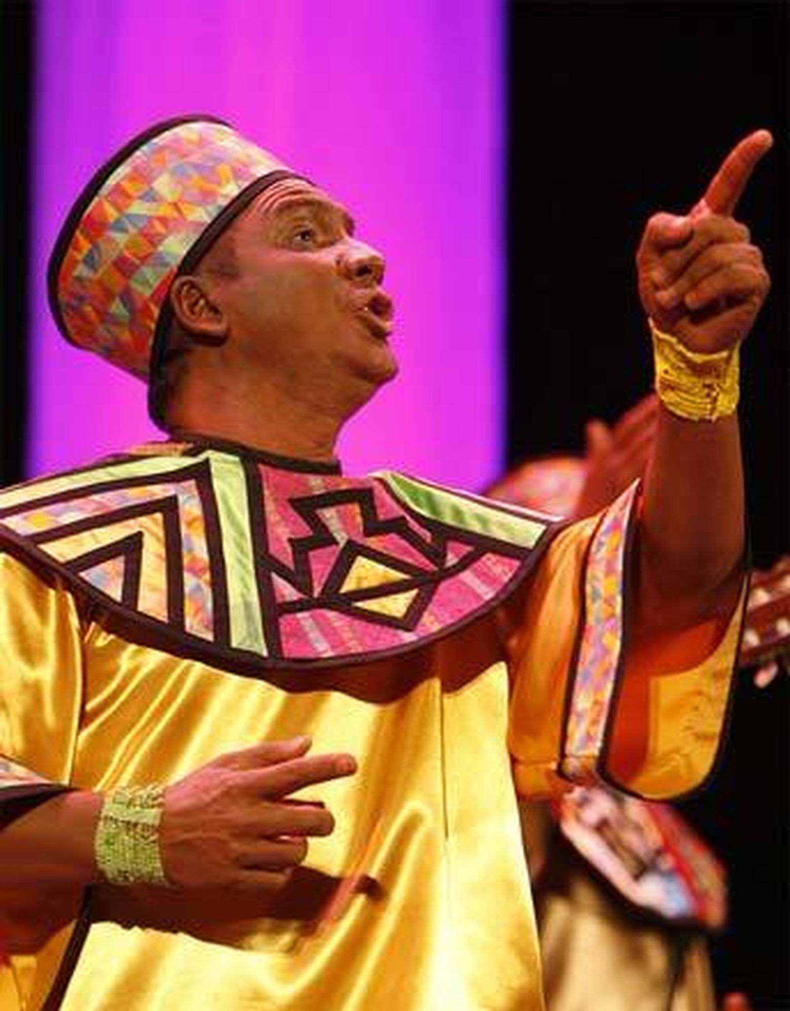 Ángel Subiela luce el tipo de la comparsa Voces.   Foto: Jose Braza