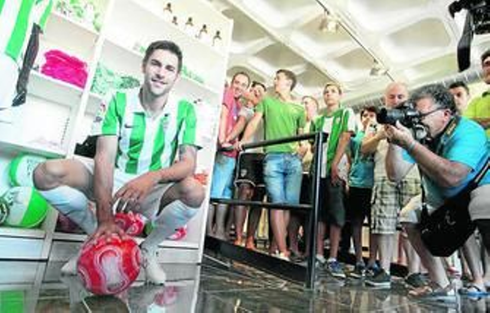 Luso posa con la nueva equipación del CCF durante su puesta de largo en la tienda del club.
