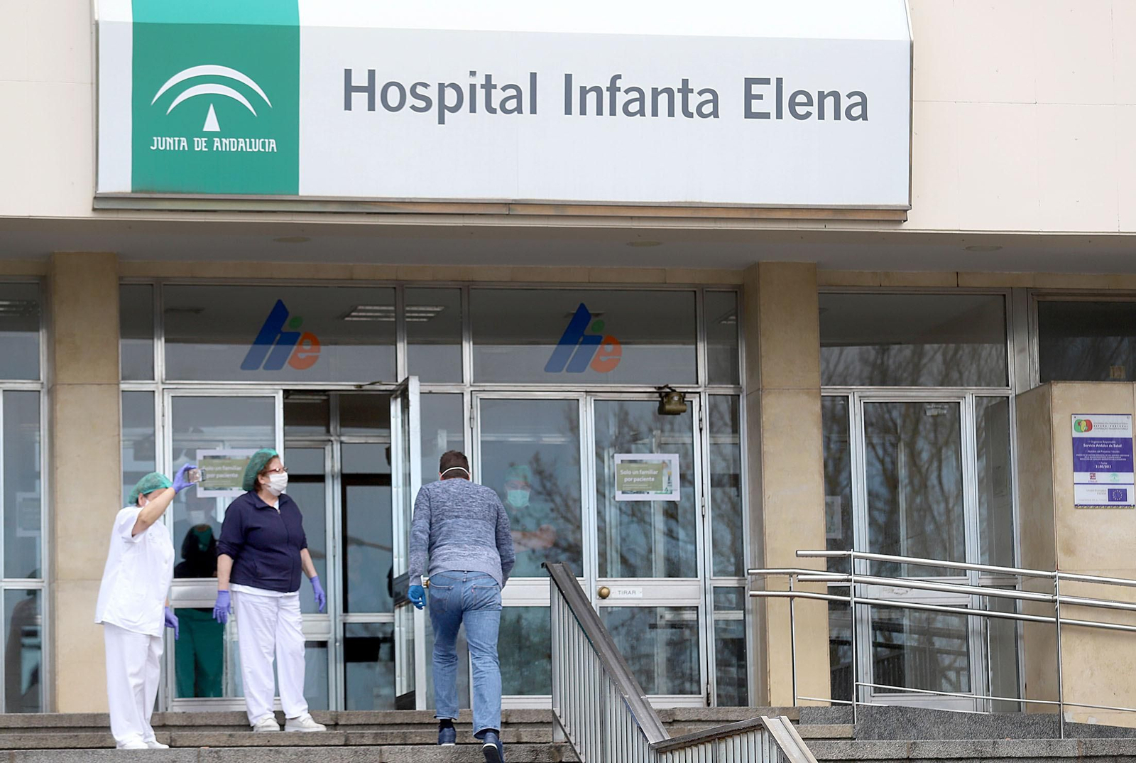 Imágenes de la UME realizando trabajos de limpieza y desinfección en el Hospital Infanta Elena de Huelva