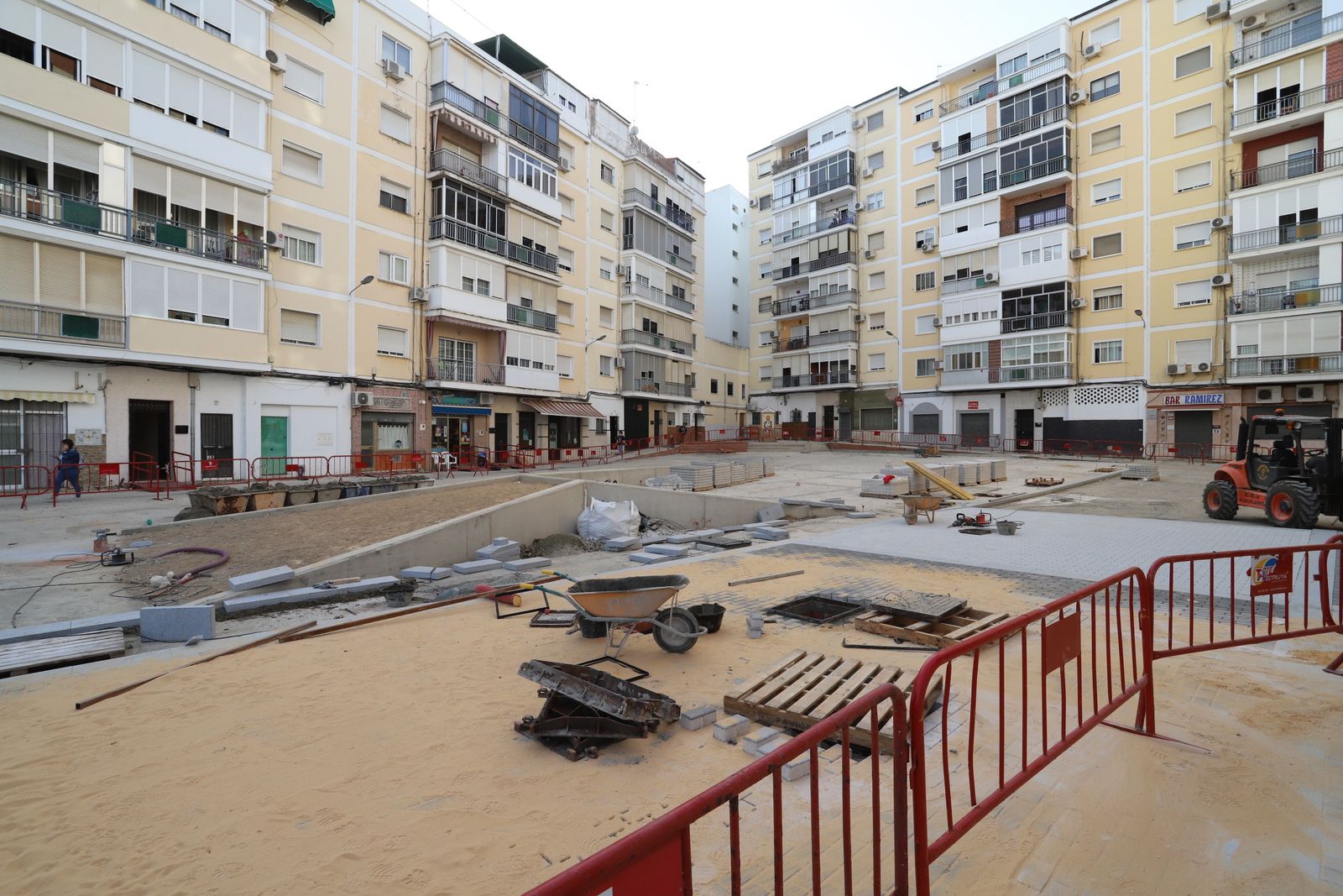 Las obras de peatonalización de la Plaza de Los Dolores, en imágenes